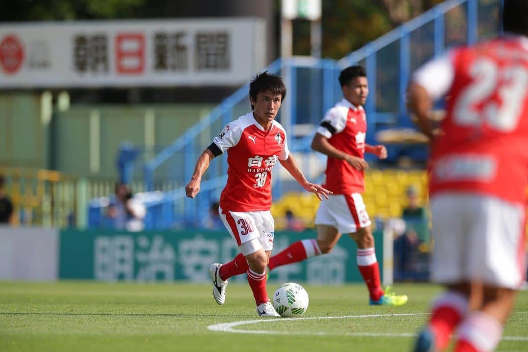 ROASSO KUMAMOTOさんのインスタグラム写真 - (ROASSO KUMAMOTOInstagram)「⚽️⚽️⚽️ ／ #ロアッソ熊本 にとっての5月22日🗓 ＼ 2016年4月の 熊本地震後、リーグ戦へ復帰し、 2戦目はホームゲーム VS水戸ホーリーホック。 震災の被害で熊本でホームゲームが開催できず、 #柏レイソル さんのスタジアムをお借りして、 ホームゲームを開催しました⚽️ 普段黄色に染まるスタンドが、赤く染まりました✨ 全国の皆様、熊本の皆様に感謝。 #ロアッソ熊本﻿ #岡本賢明 #上村周平  #2020シーズン #繋続 ﻿ #TSUNAGI﻿ #つなぎ﻿ #2020の主役は誰だ﻿ #サッカー﻿ #ゴール﻿ #ロアッソ﻿ #熊本 ﻿ #jリーグにできること  #4年前の今日」5月22日 11時06分 - roassokumamoto_official