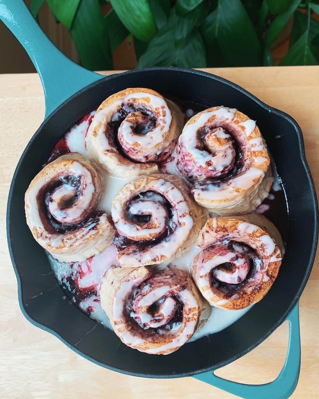 キャシー・ケリーのインスタグラム：「i present to you: homemade blueberry cinnamon rolls with a lemon glaze... the pics don’t do ‘em justice 🤤 *will make these for any friend who lets me use their pool this summer 😅」