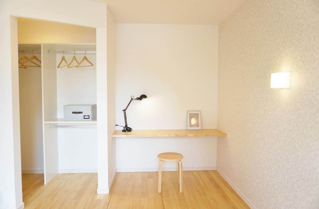 京都建物さんのインスタグラム写真 - (京都建物Instagram)「テレワークやお子さまのリモート授業にも最適なスペース☆ 集中できそうですね♪ ﻿ お問い合わせはお気軽にどうぞ❤︎﻿ DMでも可能です☺︎﻿ ﻿ 【あなたの家それは世界で一番素敵な場所】﻿ ---------------------﻿ more phots...👉@kyototatemono_﻿ ---------------------﻿ ﻿ 地震に強く、暖かくて住み心地の良い、おしゃれな #マイホーム を建てたい！﻿ 今の住まいを自分の好みに建て替えたい！﻿ そんな方は、ぜひ#京都建物　にご相談下さい ↓プロフィール欄からHPに移動できます。﻿ ---------------------﻿ @kyototatemono_﻿ ---------------------﻿ ﻿ ﻿ ﻿ #京都建物 ﻿ #京都建物株式会社﻿ #注文住宅 ﻿ #自由設計 ﻿ #京都新築﻿ #宇治新築﻿ #京田辺新築 ﻿ #城陽新築﻿ #宇治分譲地﻿ #新築分譲地﻿ #宇治市﻿ #子育て ﻿ #住まい ﻿ #新築 ﻿ #新築一戸建て ﻿ #暮らし ﻿ #ナチュラル ﻿ #工務店 ﻿ #マイホーム計画﻿ #家づくり ﻿ #インテリア ﻿ #インテリア好き ﻿ #おしゃれな家 ﻿ #京都分譲地 ﻿ #住宅 ﻿ #テレワーク #スタディスペース #おうちで過ごそう」5月22日 11時12分 - kyototatemono_