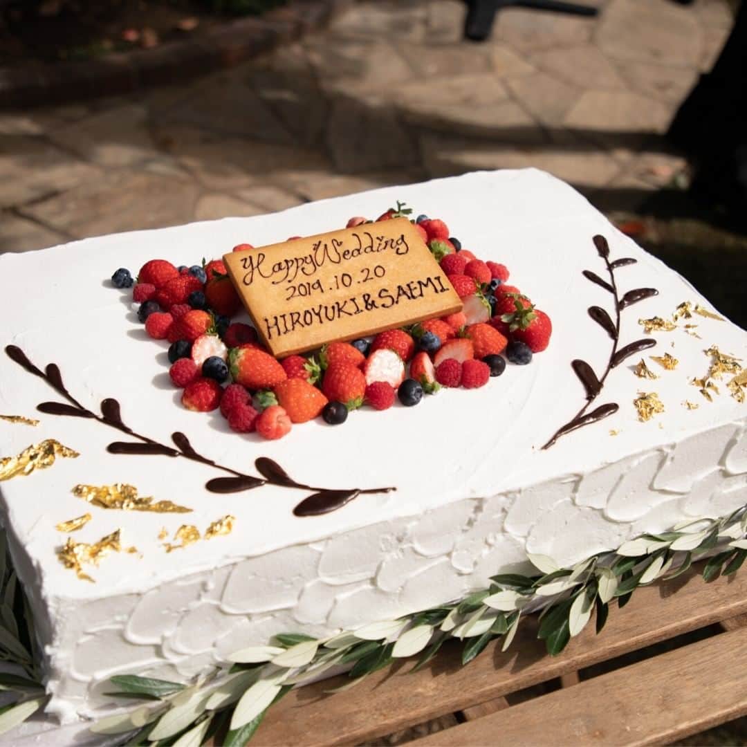 The Sally Garden（ザ サリィガーデン）さんのインスタグラム写真 - (The Sally Garden（ザ サリィガーデン）Instagram)「. . 【DO IT OURSELF④】 〜HIROYUKI & SAEMI〜 . . #キャンプ や自然がお好きなお二人は #ウェでディングケーキ も ナチュラルな#デザイン に♡ . . 食べて美味しい、見て楽しい 世界に一つだけのケーキが 出来上がりました！ . . . ・。*・。*・。*・。*・。*・。*・ . 🏠公式ホームページは @the_sally_garden のURLから💕 ☞http://sally-garden.jp/ . お気軽にお問い合わせ下さい！ . ． ・。*・。*・。*・。*・。*・。*・ サリィ"５大"おすすめPOINT👰♡ ・。*・。*・。*・。*・。*・。*・ . （１）完全貸切ウエディング🏠💕 . 鮮やかな緑と光が包む。 別荘に友人や家族を招くようにリラックスできる空間 . ┈┈┈┈┈┈┈┈┈┈┈┈┈┈┈┈┈┈┈ （２）360度ゲストを囲むガーデン挙式🌿 . 憧れのガーデン挙式と 人気のラスティックウェディングが叶う . ┈┈┈┈┈┈┈┈┈┈┈┈┈┈┈┈┈┈┈ （３）ゲストの喜びが鍵になる👰🤵✨ . ふたりの想いやイメージを汲み取り、 おもてなしのプロとしてチームサリィが 一丸となり理想のウエディングを創り上げます。 . ┈┈┈┈┈┈┈┈┈┈┈┈┈┈┈┈┈┈┈ （４）笑顔が広がる美食🍽💕 . 幅広い年齢層から支持される美食 お箸で年配ゲストも食べやすい気配りも。 . ┈┈┈┈┈┈┈┈┈┈┈┈┈┈┈┈┈┈┈ （５）アクセス🚘🌟 . 最寄り駅から5分!! 国道50号線付近にあり各方面から訪れやすい。 . ・。*・。*・。*・。*・。*・。*・。*・。*・。*・。*・。*・。 #ザサリィガーデン  #栃木結婚式 #花嫁diyレポ #ウエディングケーキ #ウェディングケーキ #ラスティックウエディング #ウエディングケーキデザイン #ウェディングケーキデザイン #ウェディングケーキトッパー #ケーキアレンジ #ケーキデザイン#プレ花嫁準備中 #weddingcake #デザートビュッフェ #スイーツ好きな人と繋がりたい #ガーデンウエディング #ナチュラルウエディング #gardenwedding #naturalwedding #プラコレ #Dressy花嫁 #ゼクシィ2020 #2020春婚 #2020夏婚 #2020秋婚 #2020冬婚」5月22日 11時28分 - the_sally_garden