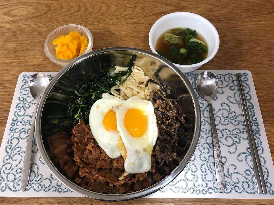 ユン・セアさんのインスタグラム写真 - (ユン・セアInstagram)「#양푼비빔밥 😈 숟가락두개로 마구마구 비벼서 와락 끌어안고 와구와구..😋 #맛있는하루」5月22日 11時22分 - loveyoonsea