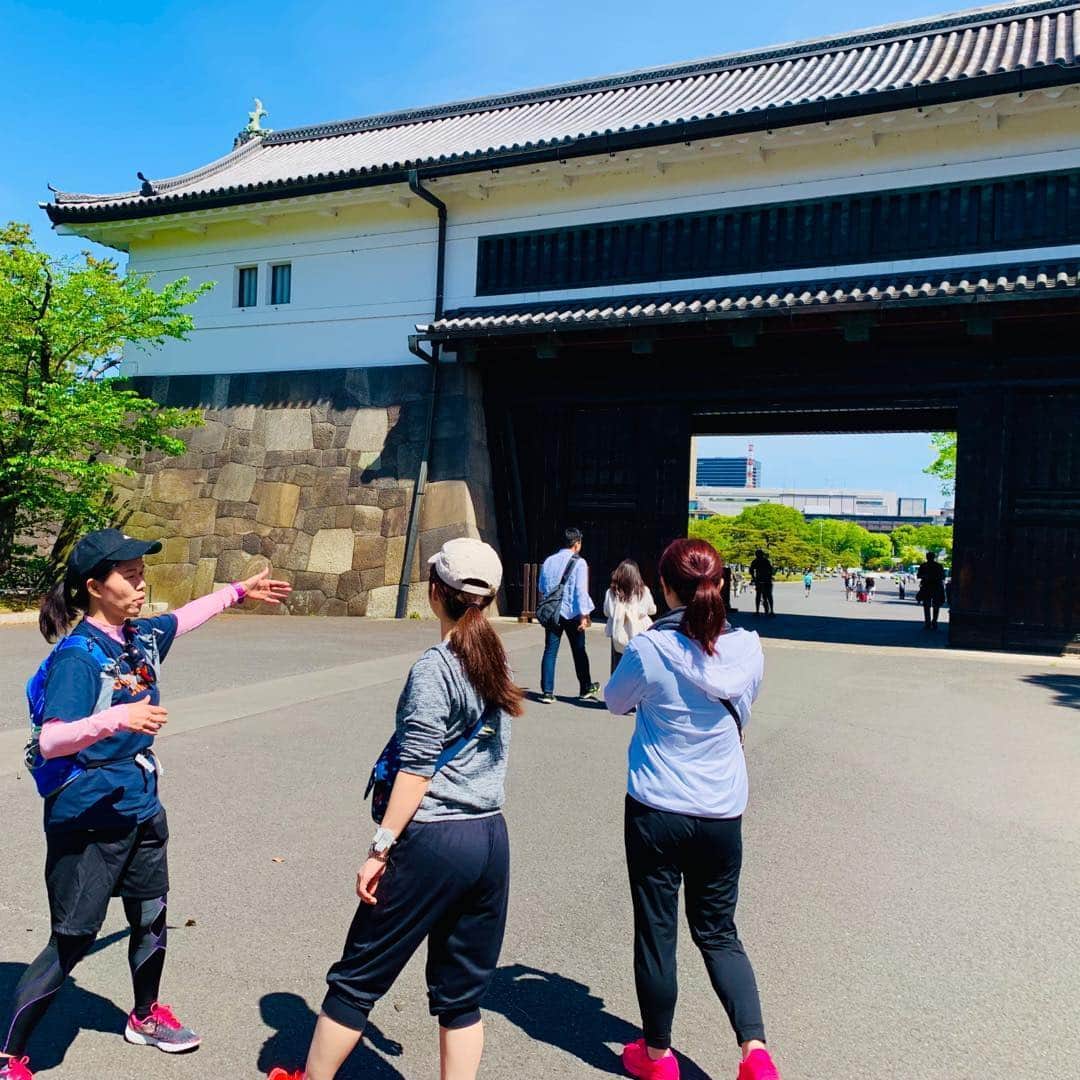 皇居ランナビのインスタグラム：「皇居は日本有数のパワースポット✨  風水に則って設計されたと言われる江戸城、つまり皇居には、富士山からのパワーが桜田門をくぐって流れこんでいるそうですよ😊  桜田門を通る際は、ぜひそのパワーを感じ取ってみてくださいね🥰  ご利益ありそう💕  今日も皆さまに良いことがありますように😆  #去年の写真 #皇居 #皇居ランナビ #皇居ラン #皇居ランナー #おもてなしランナー #ランニング #ハシリマスタグラム #running #runner #パワースポット」