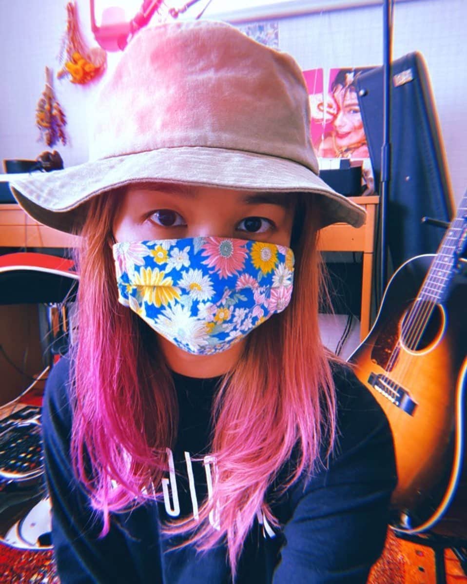 森彩乃さんのインスタグラム写真 - (森彩乃Instagram)「自分で染めたムラムラ紫が落ちてきてピンクに。とても派手だが、悪くないだろう。美容院に行ったら何色にしようかなあ。」5月22日 11時30分 - moriayano1119
