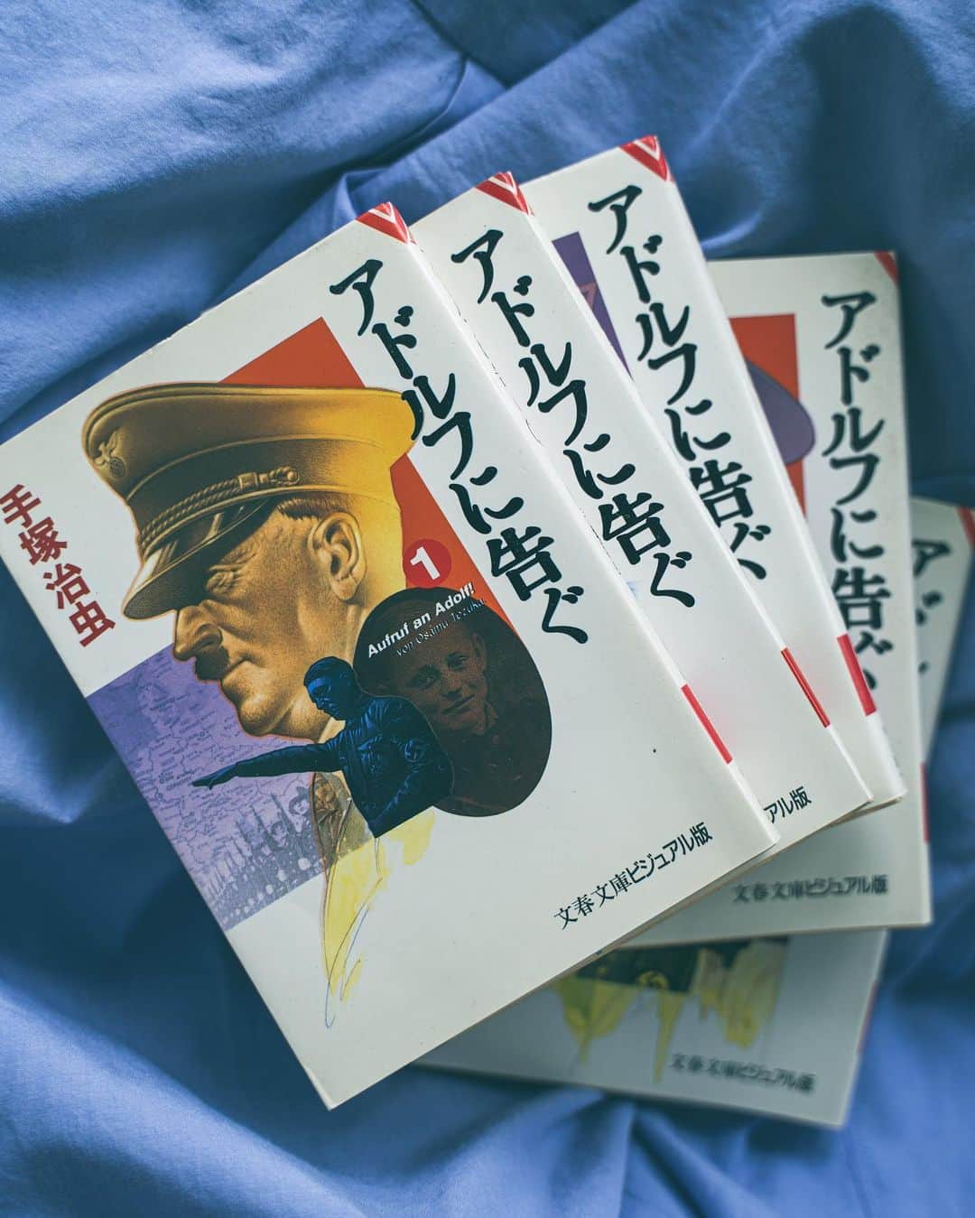 yukiのインスタグラム：「#bookcoverchallenge  ㅤㅤㅤㅤㅤㅤㅤㅤㅤㅤㅤㅤㅤ 6日目 ㅤㅤㅤㅤㅤㅤㅤㅤㅤㅤㅤㅤㅤ 「アドルフに告ぐ」 ㅤㅤㅤㅤㅤㅤㅤㅤㅤㅤㅤㅤㅤ 心にずっしりと残っている漫画。 ㅤㅤㅤㅤㅤㅤㅤㅤㅤㅤㅤㅤㅤ 第二次世界大戦当時の日本とドイツを舞台に、3人のアドルフという名前を持つ男たちがヒトラーの秘密文書をきっかけにユダヤ対反ユダヤの運命に翻弄されていく物語。 ㅤㅤㅤㅤㅤㅤㅤㅤㅤㅤㅤㅤㅤ 読み終えて、めちゃめちゃ面白かったなあ、とは思わないかも。モヤモヤします。もう一度読みたいともあまり思いません、が、読んで欲しいなとは思います。 ㅤㅤㅤㅤㅤㅤㅤㅤㅤㅤㅤㅤㅤ 自分の中の正義と照らし合わせながら。 ㅤㅤㅤㅤㅤㅤㅤㅤㅤㅤㅤㅤㅤ 自分を他人より優位な存在だと思いたい気持ちは誰にでもありますよね。 ㅤㅤㅤㅤㅤㅤㅤㅤㅤㅤㅤㅤㅤ #アドルフに告ぐ  #手塚治虫」