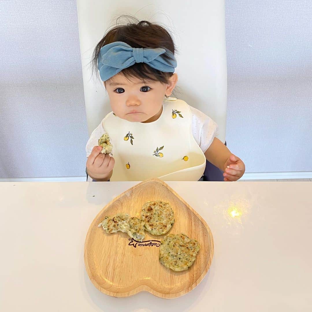 姫野れみのインスタグラム：「レモン柄のお食事スタイ可愛い🍋 今日も大好きなおやきをモリモリ食べてくれました♡ ストーリーでご紹介したおやきのレシピが知りたい！ というDMをたくさん頂いてたので 遅くなってしまいましたがまとめておきます♡ これだけで穀類も野菜もタンパク質取れるので 私なりの配分で好みが分かれると思いますが 調整して作ってみて下さい！ ・ ○米粉のおやき 🍚お米80g 🐟しらす15g 🥬ほうれん草10g 🥦ブロッコリー10g 🥚豆腐50 🧇米粉30g 💧水20g 先に具材を混ぜてから米粉とお水を入れて混ぜる 少量の油をひいたフライパンで両面焼き目がつくまで 焼いて粗熱をとったら完成です♡ 水分の多い野菜を使ったりする時は 水を減らしたりするといいと思います♡ ・ #baby #girl #babygirl #9months #babyfood #babyfashion #babyphoto  #ベビーフード #離乳食 #9ヶ月 #赤ちゃん #ベビー #ベビーフォト #スタイ #女の子ベビー #女の子 #ベビフル #ベビモ #おやき #離乳食 #赤ちゃんのいる生活 #べびすたぐらむ #お食事スタイ」