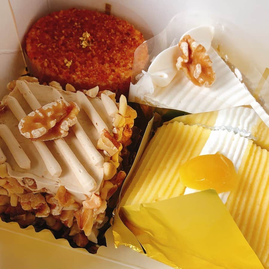 里井真由美さんのインスタグラム写真 - (里井真由美Instagram)「🏠🌰#sweets#cake#japanese 昭和22年創業「銀座ウエストWEST」 💛幸せの黄色いレトロケーキたち💛 ・ ・ 🌰手前は大好きモンブランとマロン！後はモカクリーム、バタークリームケーキです💛 ・ ・ →2.3.4枚め)手前右側が「マロン」❗️ぜひ！断面見てみて見てぇ〜💛👀✨✨ 🔻 🔻 中に大きな栗甘露が2個❗️ゴロゴロ入ってるの。バタークリームとのレトロな相性も良いわぁ @ginzawest_official ・ ・ これはフォルムからは想像つかない！お宝発見系のマロンケーキです🌰😊 ・ ・ 新商品は 山椒ケーキも販売開始すれてますよ♡ 昨日、銀座でロケがあり立ち寄りました。各ケーキの詳細は後日また〜♡ ・ ・  #モンブランの世界#栗#和栗#栗スイーツ#モンブラン#フランス栗#里井真由美#衣替えモンブラン#japan#Gâteauauxmarrons#零食#さといいね#스위트#montblanc#ありが糖運動#まゆログ#甜食#fromgram#Chestnutcake#밤케이크#フードジャーナリスト里井真由美#断面モンブラン#蛋糕#断面フェチ#栗子蛋糕」5月22日 11時41分 - mayumi.satoi