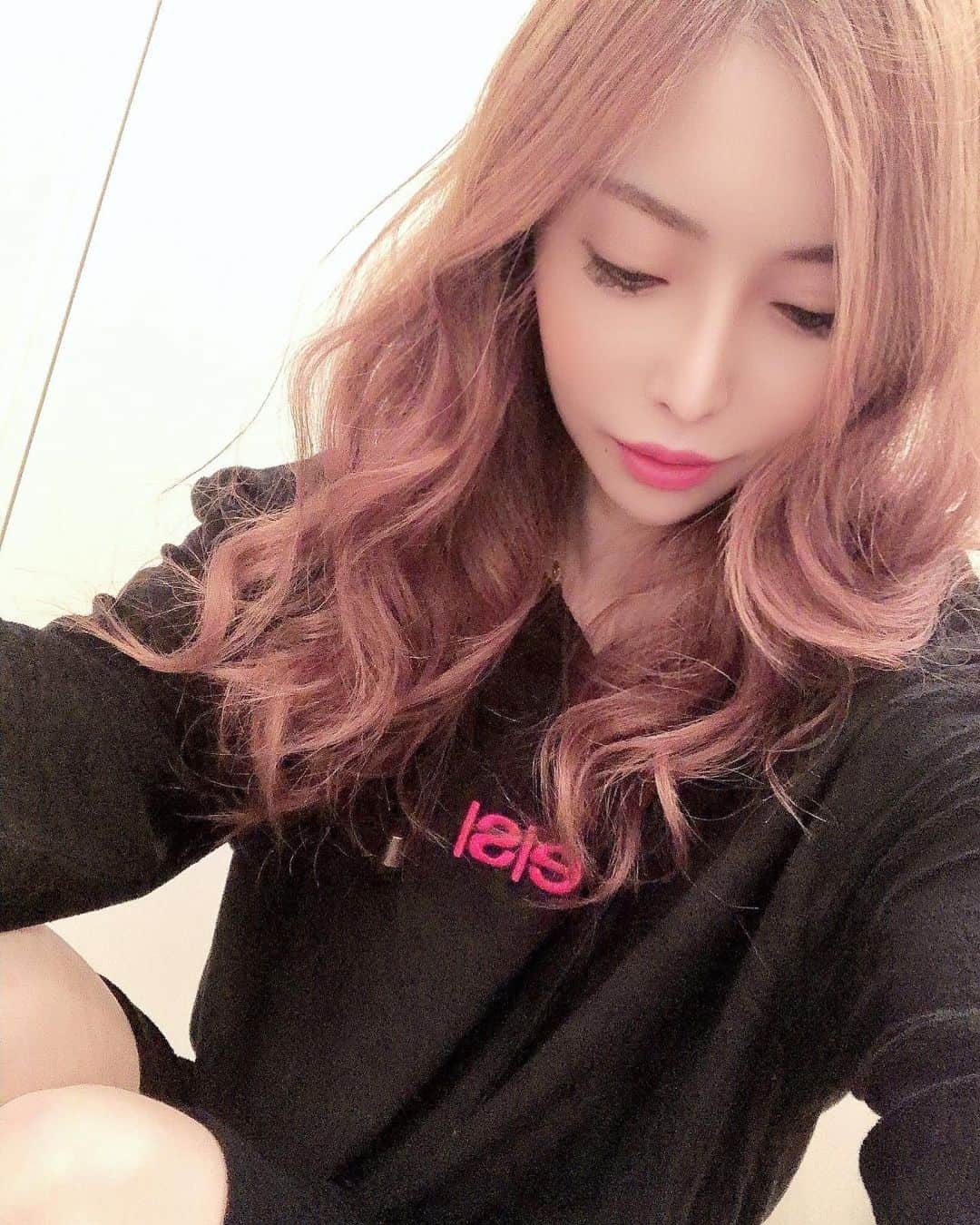 高橋沙弥華のインスタグラム：「パイル地のセットアップ👩🏼💕 蒸し蒸しするしパイル地って乾きやすいからいいよね☺  もう春通り越して梅雨やね☔  東京はまだ緊急事態宣言出てるけど、早く解除されますように🙏  #サキ吉ちゃん #セットアップ @es__official #パイル地 #夏服 #ハーフパンツ #unisex #レディース #メンズライク #black #部屋着」