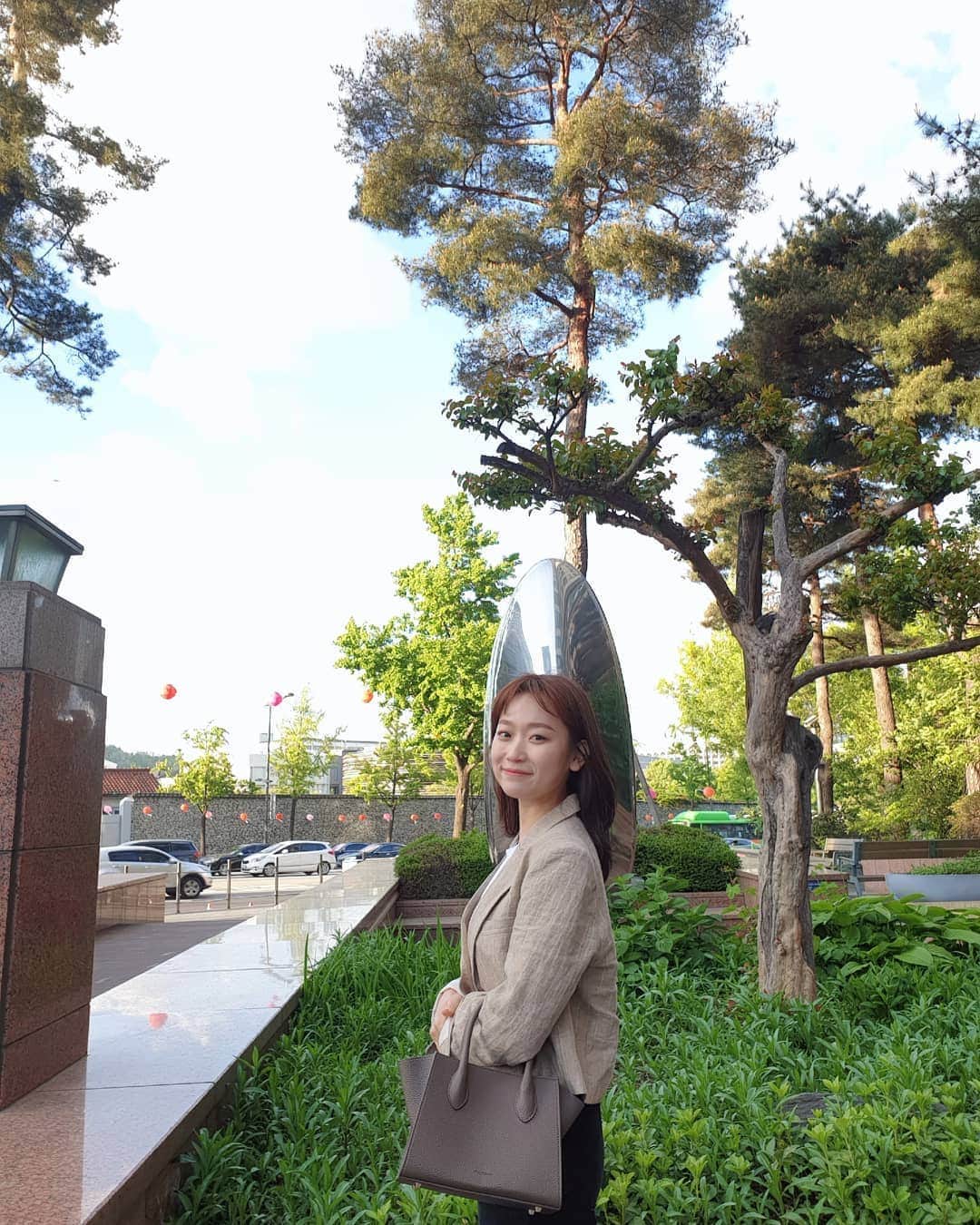 Kim Seul-gieのインスタグラム：「날이 좋았던 마지막 촬영 날🌳🌳」