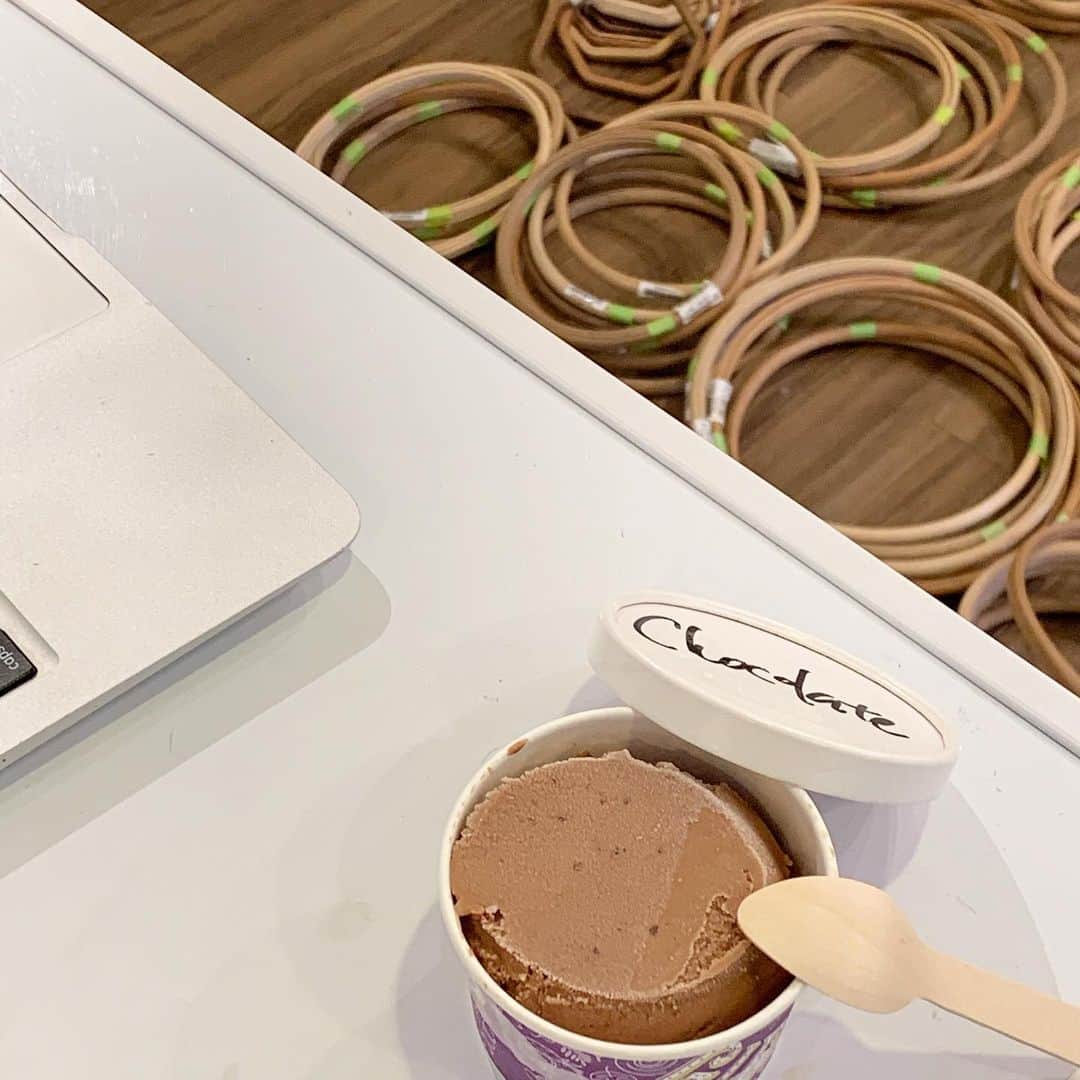 のインスタグラム：「合間にスイーツを #chompy 使ってデリバリー🥥　3日連続笑 Webサイト用撮影は1500カット超えた✨ #ナンタケットバスケット南青山教室  #graymistshop南青山」