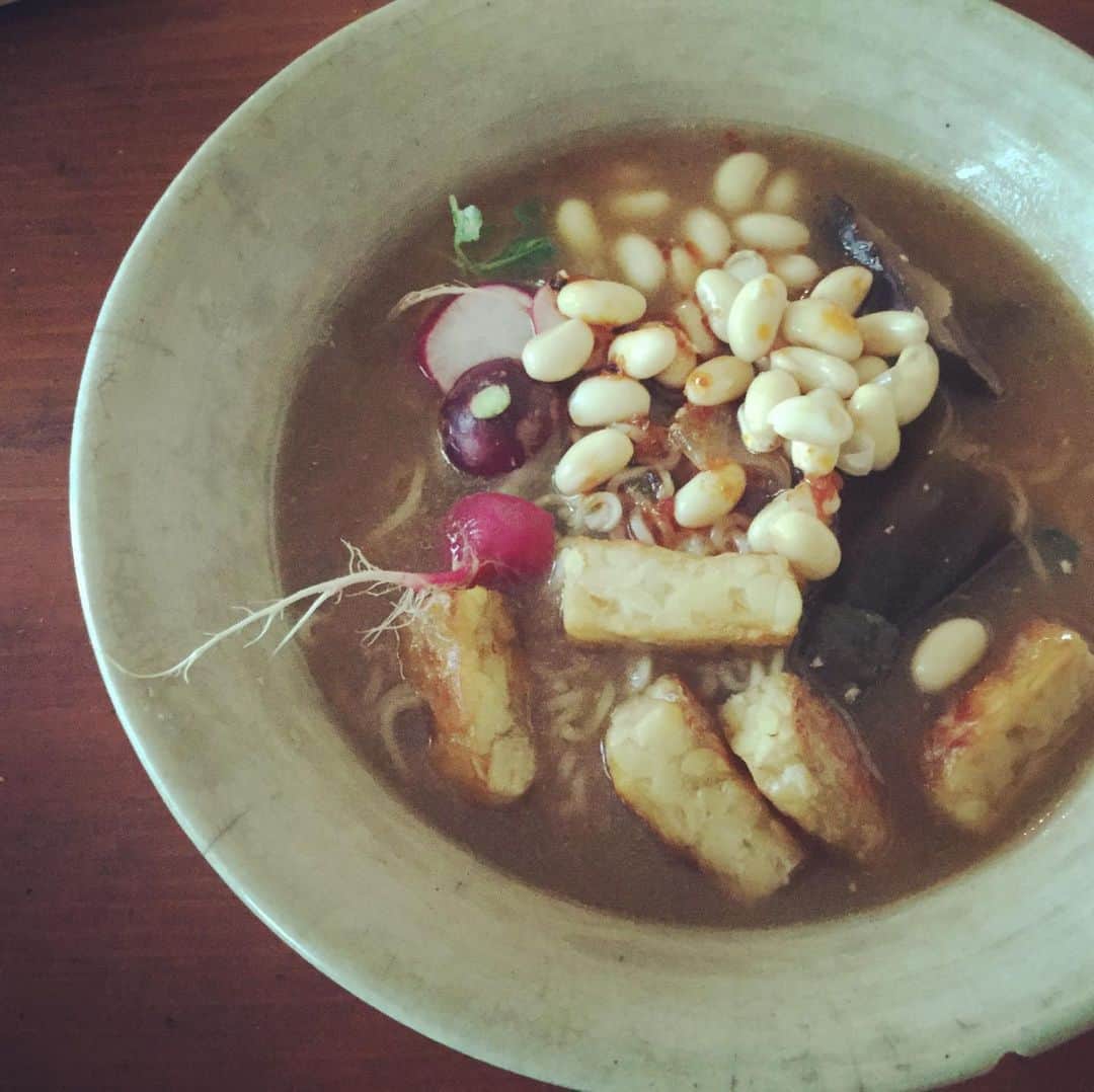 のインスタグラム：「#俺のベジラーメン ・桜井食品のベジラーメンみそ味 ・田中ヒデ君ところのテンペ ・長野産なかせんなり大豆 ・ふるやじ「畑のラー油」 ・畑のラディッシュや間引き菜 ・れなりオリーブオイル」