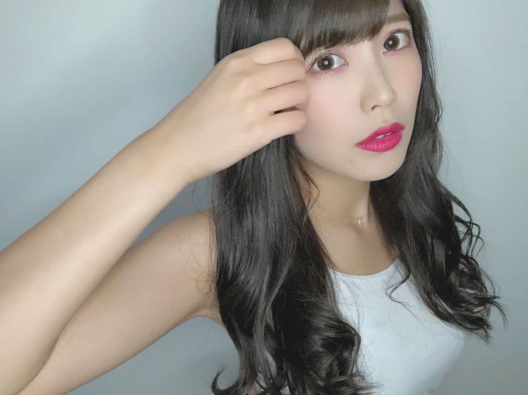 EON（梶野恵園）のインスタグラム：「﻿ ﻿ ﻿ 🍑﻿ ﻿ ﻿ ﻿ ピンクメイクしてみた〜！﻿ なんかもう気温春通り越してない？﻿ ﻿ ﻿ もうクーラーつけちゃったんやけど！？﻿ ﻿ ﻿ ﻿ ﻿ #春メイク #ピンクメイク #メイク好き ﻿ #うさぎメイク #メイク #今日のメイク ﻿ #カラーメイク #ピンクリップ﻿ #コーラルメイク #トレンドメイク #おうち時間 ﻿ #えおんはええおんな」