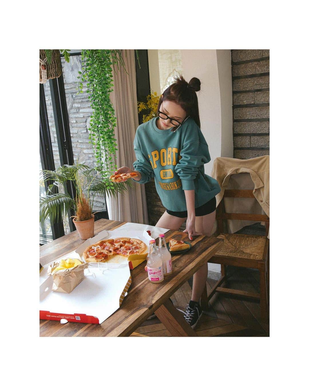 가로수길 , Seoulのインスタグラム：「Work @wildkomb 🙏🏻🔥 나른한 주말 오후 콤부차와 함께✨✨」