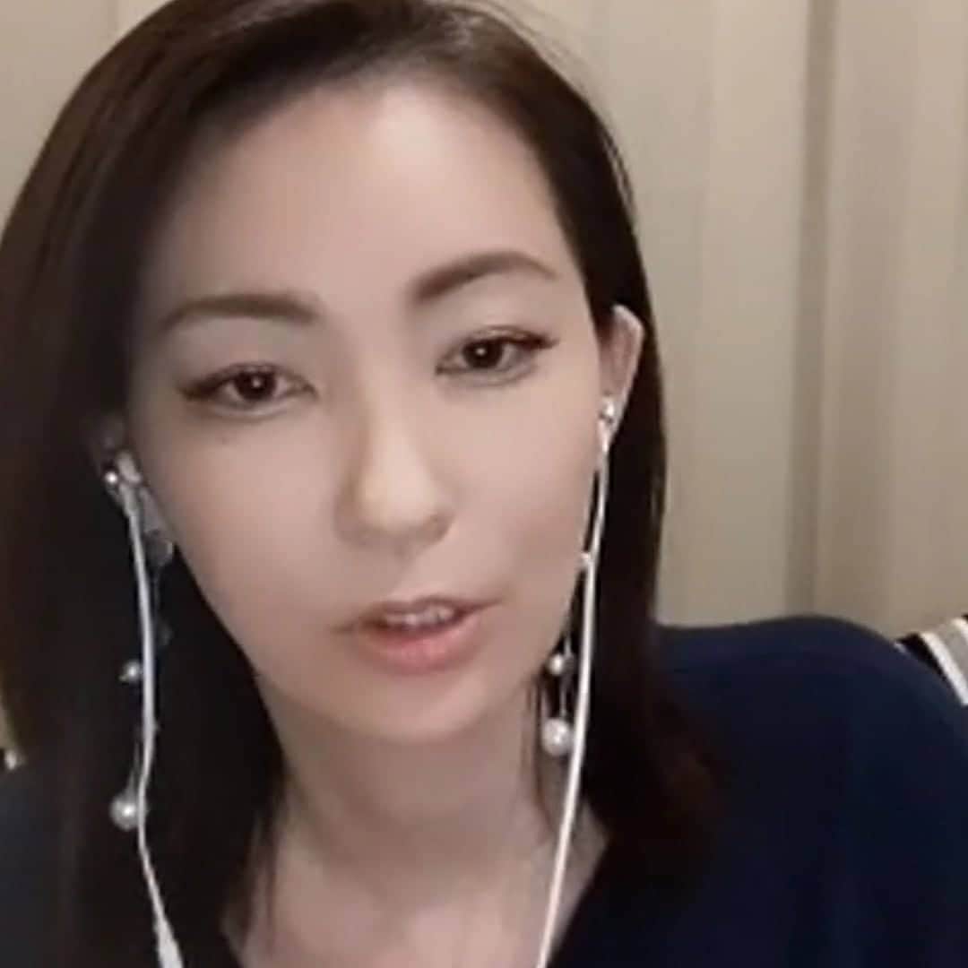 真山景子のインスタグラム：「毎日インスタライブを続けて13回目👍👍👍動いてる私が全く雑誌のようなできる女とはかけ離れてる事がバレるのが怖かったけど、  時々YouTuberになりたいエイトもコメント読んで返していたり、お礼を言っていたりと、普段には見えない一面が✨✨✨✨👍外ではちゃんとしてる事がわかった！😂😂 私は相変わらず絶好調にマイペースだけど、沢山イジられて沢山あだ名つけてもらえて楽しいよー👏」