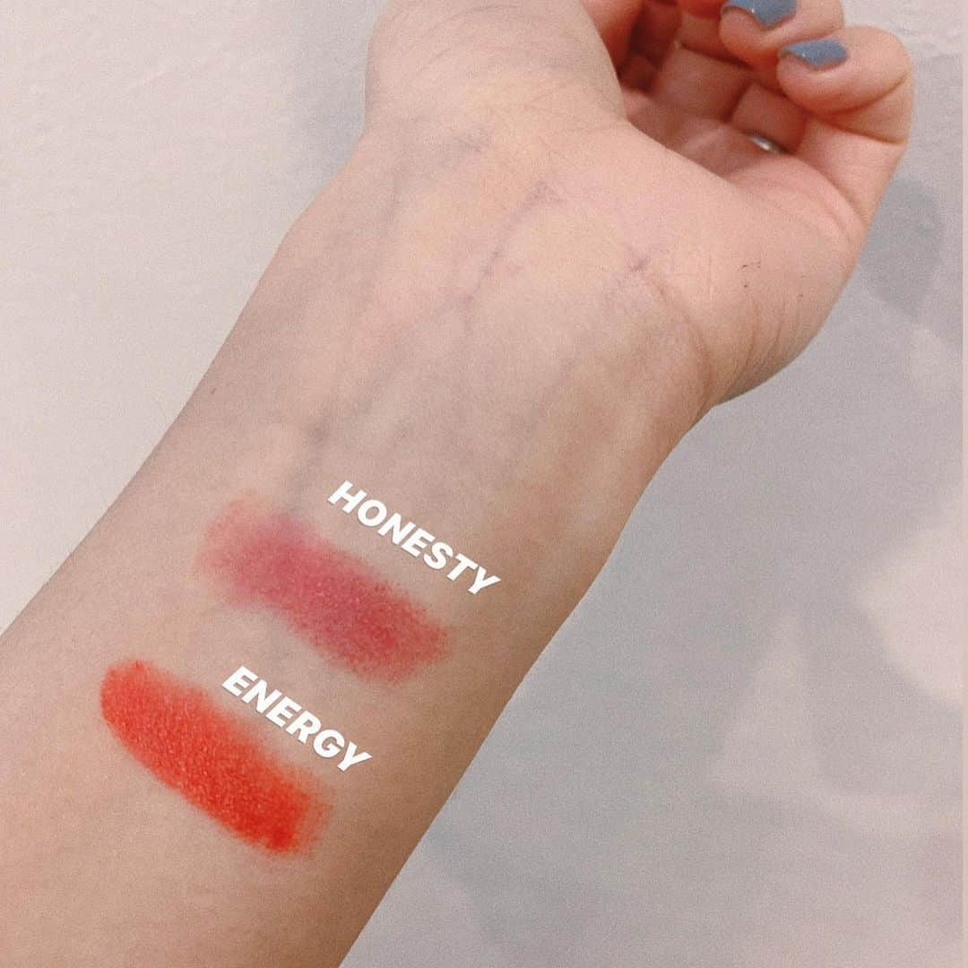 sayocoさんのインスタグラム写真 - (sayocoInstagram)「リモートミーティングの時は おうちでもしっかりメイク💄 (何事も形から入るタイプです。) ・ ・ 最近は先月15日に発売した @bareminerals_jp の ミネラリスト イドラ スムージング リップスティックのこの2色👄 ・ 仕事では赤リップと決めている私、 テレワークでも気を引き締めたしっかりメイクには マキシマリストカラーの「ENERGY」🔥 ・ OFFの日のリラックスした気分でつけれる ミニマリストカラーの「HONESTY」🌿 ・ ・ 発色が良いのにうるっとしていて、 テクスチャーもカラーもすき👐 ・ 早くこのリップで出掛けたい🥺💖 ・ ・ #ベアミネラル #わがままビーガンリップ #ミネラリストイドラスムージングリップスティック #ミネラリストリップスティック #潤って色づく」5月22日 12時21分 - sayoco