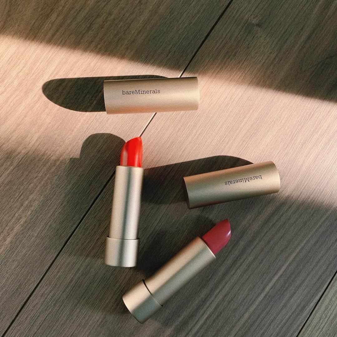 sayocoのインスタグラム：「リモートミーティングの時は おうちでもしっかりメイク💄 (何事も形から入るタイプです。) ・ ・ 最近は先月15日に発売した @bareminerals_jp の ミネラリスト イドラ スムージング リップスティックのこの2色👄 ・ 仕事では赤リップと決めている私、 テレワークでも気を引き締めたしっかりメイクには マキシマリストカラーの「ENERGY」🔥 ・ OFFの日のリラックスした気分でつけれる ミニマリストカラーの「HONESTY」🌿 ・ ・ 発色が良いのにうるっとしていて、 テクスチャーもカラーもすき👐 ・ 早くこのリップで出掛けたい🥺💖 ・ ・ #ベアミネラル #わがままビーガンリップ #ミネラリストイドラスムージングリップスティック #ミネラリストリップスティック #潤って色づく」