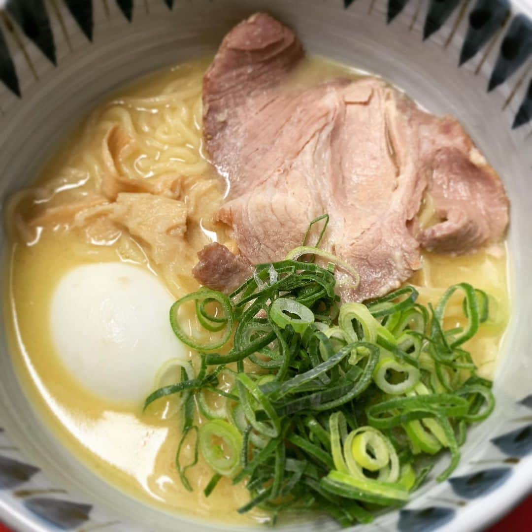 DJ AIKO 62さんのインスタグラム写真 - (DJ AIKO 62Instagram)「キラメキノ青空さんでテイクアウト。 生麺と冷凍スープ、薬味などがセットになっています。お家であの鶏白湯ラーメンが簡単に再現できるなんてとても嬉しかった。  半熟卵は自分でトッピングしました。  美味しかった！お腹いっぱい！  #おうちでキラメキ #DJAIKO62 #キラメキノ青空  #テイクアウト #ラーメン #京都ラーメン #京都ラーメン巡り #京都 #過去pic  #yummy #ramen #ramennoodles  #ramenstagram  #ラーメン大好き  #リピ決定  #京都で週一ラーメン」5月22日 12時19分 - djaiko62