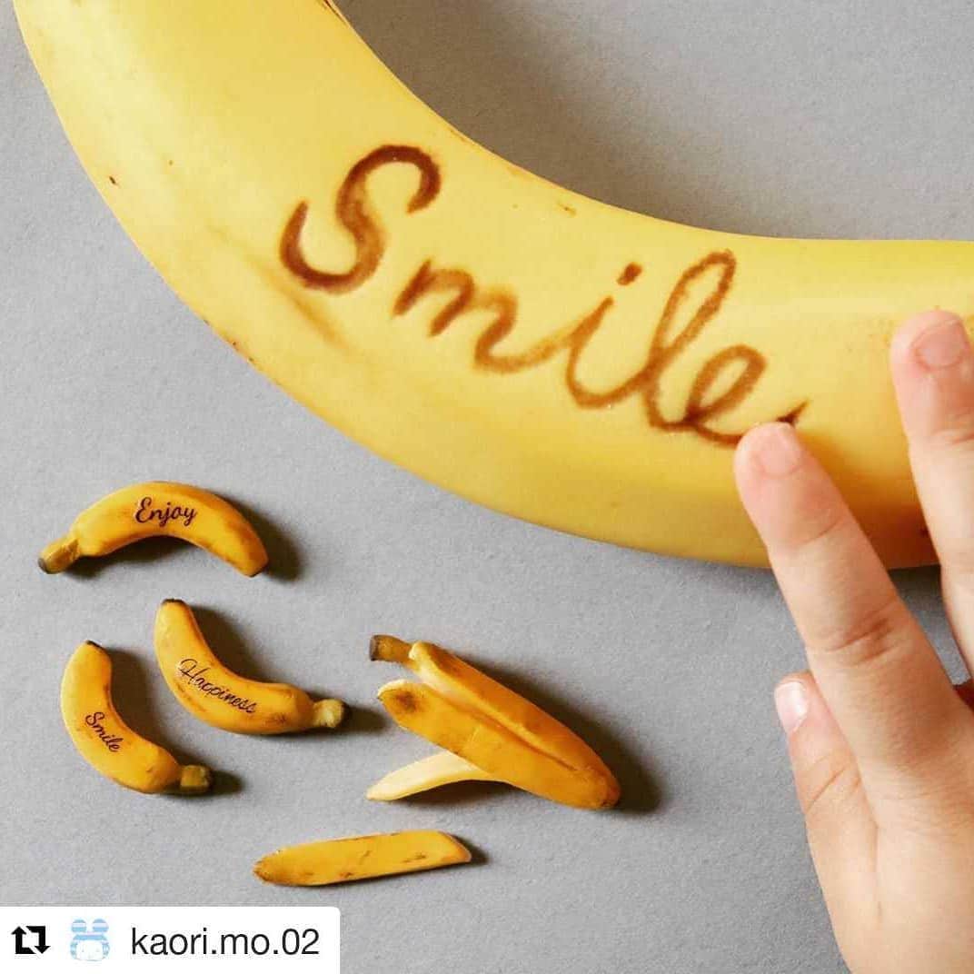 Dole_jp ドール ジャパンのインスタグラム：「この度は#DoleBananaSmile キャンペーンにご参加頂きありがとうございます🎵 ぜひご家族の方にもたくさん食べて頂きたいです😘🍌 . . #Repost @kaori.mo.02 (@get_repost) ・・・ バナナ🍌の皮付きは初めて作りました☺️色塗り🎨が楽しかった。イヤリングにしたらかわいいかも🤍バナナって優秀ですよね🤔持ち運びは出来るし、子供が👶🏻自分で食べれるし！子育て中の我が家には欠かせない果物🍌 ・ 🍌🤍🍌🤍🍌🤍🍌🤍🍌🤍🍌🤍🍌🤍🍌🤍🍌 #flyingcap の商品は @minne_official minne で販売中です。You can now order from minne overseas. No knowledge of Japanese is needed because we'll handle everything, with answers for any questions you might have in your language. Please check out my shop.  https://minne.com/kaori-mo-02 #果物 #smile#スマイル#カメラのある生活 #一眼レフカメラ  #banana #🍌#バナナ #stayhome #pr#minne  #dolebananasmile #fakesweets#kissカメラ #食品サンプル#my_eos_photo #一眼レフ#カメラ楽しい #ミニチュア#snapmartフォトコン#snapmart」
