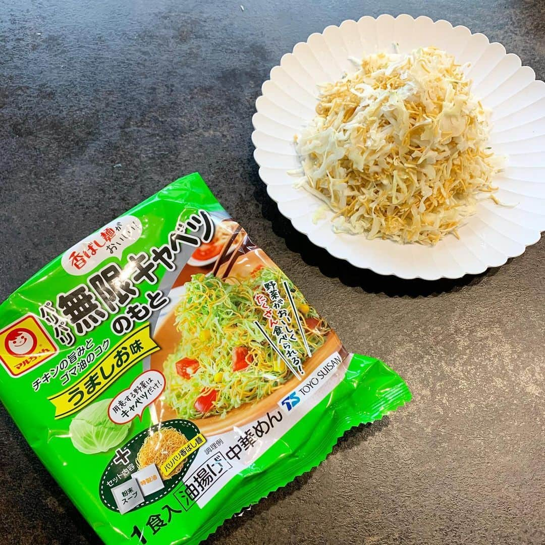 橋本奈実さんのインスタグラム写真 - (橋本奈実Instagram)「食卓にもう一品欲しい時や、お酒のおつまみに、キャベツと混ぜるだけで、ほんとにおいしい❗️トマトやコーンなどを入れてアレンジしてもいいし、野菜をしっかり食べれます❗️野菜嫌いなお子様にも試してほしいな🎵ボリュームもあり、ごま油が香ばしく、ご主人にも喜んでもらえる味かなって思います🤎スーパーで見かけたら試してみてください😊やみつきな味わいです🎵 *  #パリパリ無限キャベツ #パリパリ無限シリーズ #東洋水産 #マルちゃん #PR」5月22日 12時28分 - nami_ch