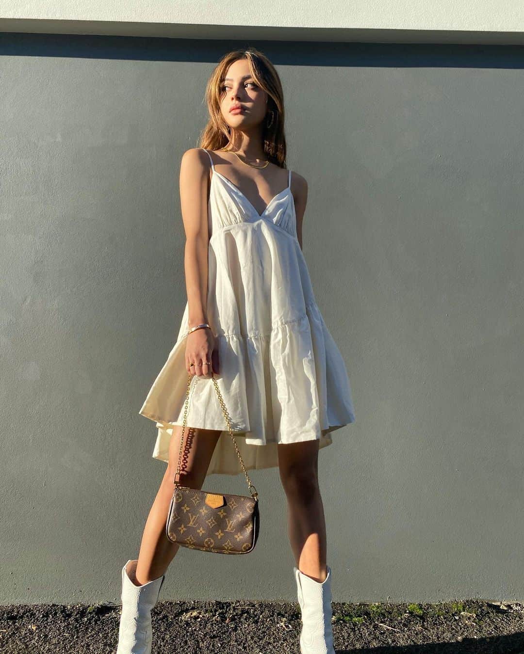 リリーマイマックのインスタグラム：「Little white dress 🕊 @lacademie_ @revolve」