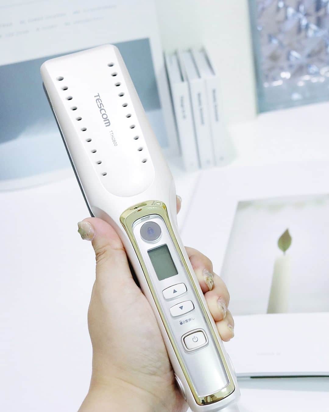 TESCOM テスコムのインスタグラム：「＼心地いい初夏の風になびく、ストレートヘアをあなたに✨／ . テスコムのマイナスイオンヘアーアイロンTTH2800は、幅45mmのワイドプレートが特長的なヘアアイロン！ ワイドプレートが髪を一気に挟み、広範囲に熱を伝え、上下に動く密着プレートが髪の毛先までしっかりのばします🎶 . 初夏の風を感じサラサラとなびくあなたの髪は羨望の的に✨ . - - - - - - - - - - - - - - - - - - - - - - - - - ●商品名：マイナスイオン ヘアーアイロン ●品番　：TTH2800 ●カラー：ゴールド - - - - - - - - - - - - - - - - - - - - - - - - - @tescom_beauty . Nobbyに関する情報は @tescom_pro  キッチン家電に関する情報は @tescom_kitchen  にてご紹介中！ . 毎日使うヘアアイテムは #テスコム または #TESCOM で検索してみて下さいね♡ テスコムのInstagramでは、自分らしさを追求したあなたのキレイづくりに役立つ情報を毎週発信しています！  #美容  #ヘアスタイル  #ヘアセット  #髪型  #髪質改善  #ヘアケア  #艶髪  #美髪  #ストレート  #サロンスタイル  #時短  #ツヤ髪  #くせ毛  #ストレートヘア  #美意識向上  #コテ  #ダメージケア  #ヘアアイロン  #清潔感  #ストレートアイロン  #美容家電  #髪質  #キューティクル  #時短ヘア  #時短スタイリング  #時短家電  #ストレーター  #海外対応」