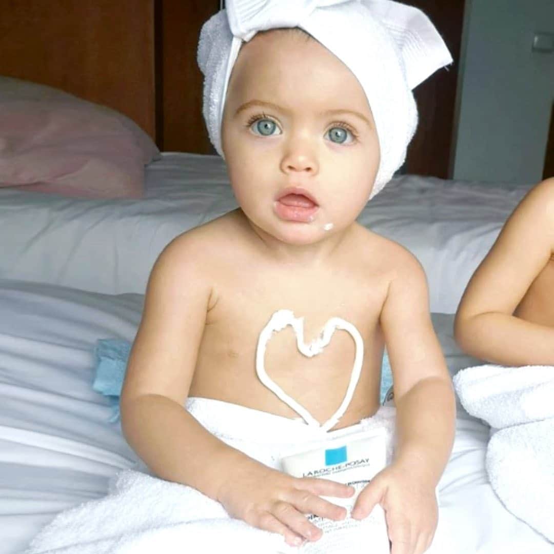 LA ROCHE-POSAY JAPAN ラロッシュポゼのインスタグラム：「. ＼お子様と楽しみながら肌ケアタイム／ . あったかいお部屋でお子様と楽しみながら スキンケアをするのはいかがですか？ . 赤ちゃんから大人まで使えるリピカバームAPなら シアバター配合でお肌がしっとり潤いを保ったすこやかな肌に。 . 忙しいお母さんもお子様と一緒に保湿ケアができるのが魅力的ですね。 . ご家族みなさんでスキンケアタイムをお楽しみください♩ . 今なら送料無料キャンペーン実施中。 ぜひ公式サイトをチェックしてみてくださいね。 .  #ラロッシュポゼ #larocheposay #乾燥肌 #敏感肌  #ツヤ肌  #潤い肌 #敏感肌対策 #スキンケア #低刺激 #低刺激設計 #敏感肌コスメ #ドクターズコスメ #美肌ケア #保湿ケア #スキンケアマニア #自分磨き #ライフスタイル #美容好きさんと繋がりたい #おすすめコスメ #スキンケア購入品 #スキンケア好きさんと繋がりたい #肌活  #肌荒れ対策 #美容マニア #美肌  #美肌づくり #キレイになりたい #自分へのご褒美 #コスメマニア #赤ちゃんのいる生活」
