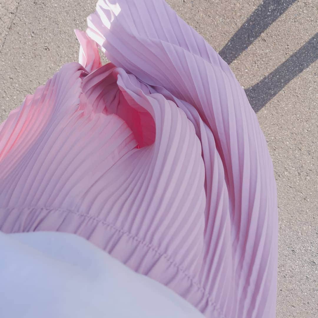 高橋絵美さんのインスタグラム写真 - (高橋絵美Instagram)「いつの間にか髪、伸びてる～。 ショートカットだった頃が懐かしい。 今日は風が強い～。プリーツスカートっぽいけど実はパンツで良かった～、スカートだったら大変でした😇 #ディーホリック」5月22日 17時53分 - emitakahashi0916