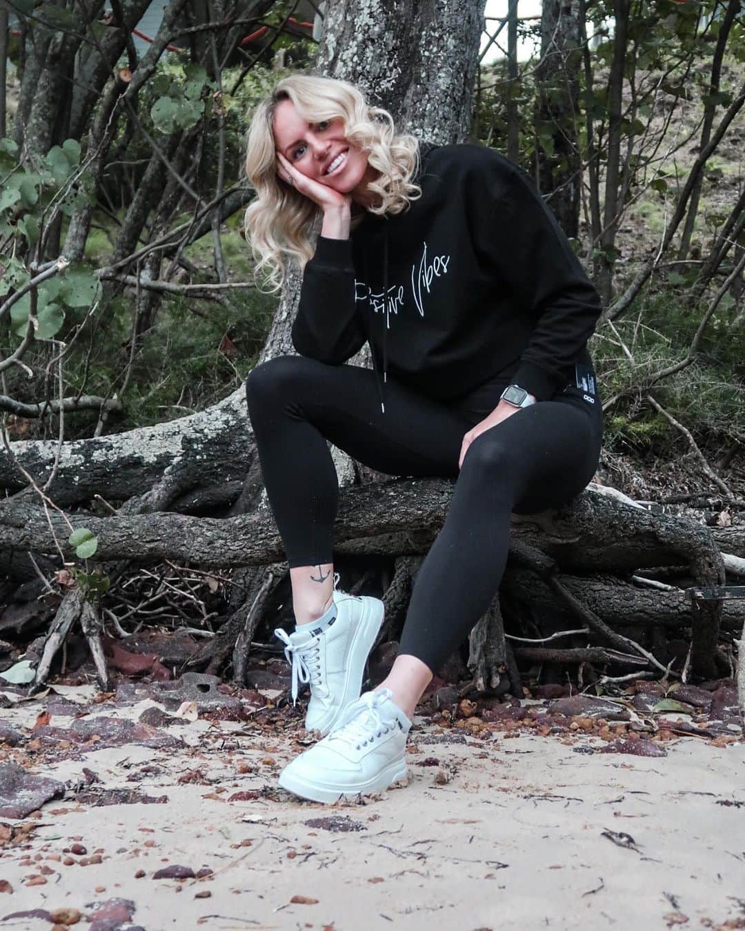 エミリー・シーボームのインスタグラム：「Trying to keep positive in this cold weather in my new @delucaapparel ✨  Do you prefer summer or winter?  #positivevibes #winter #summer #weekend #fridayfeels」