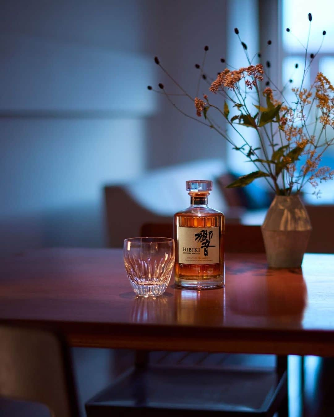 響 | SUNTORY WHISKY HIBIKIさんのインスタグラム写真 - (響 | SUNTORY WHISKY HIBIKIInstagram)「. HIBIKI TIME ほどよい重さが心地よく、手馴染みのよいグラスを用意して。 Use a glass with a moderate weight, that fits comfortably in your hand.  #hibiki #響 #drinkstyle #howtodrink #響ロック#hibikiintherocks #二十四節気 #24seasons #小満 #shoman #夏 #summer」5月22日 17時55分 - suntorywhisky_hibiki