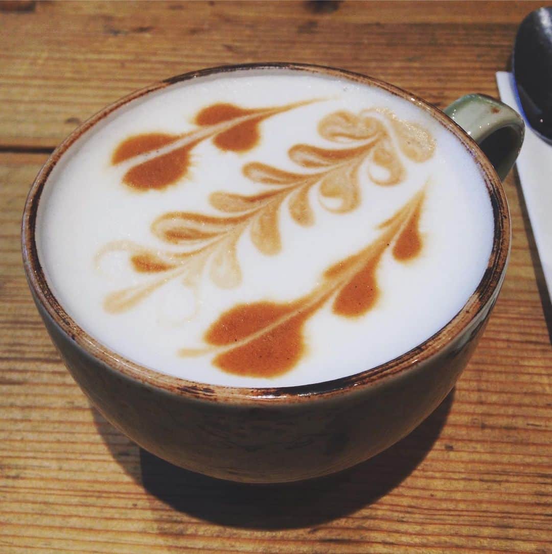 ティファニー・ザホースキさんのインスタグラム写真 - (ティファニー・ザホースキInstagram)「Coffee appreciation post..☕️✨ ⠀ I’m not afraid to say I LOVE COFFEE. In other words I am definitely a coffee addict 😅👌🏻 ⠀⠀One thing Icant wait you do is go to a cute and cozy coffee place, enjoy the smell of ground coffee beans while I sip on a delicious foamy oat milk latte.. 🥰😍 Here are just a few photos to entice you ☺️ ⠀ How much do you love coffee? And what’s your favorite thing to order? 🤗 Let me know in the comments 🙌🏻 ⠀ Enjoy your day 😌☀️」5月22日 17時56分 - tiffytaz