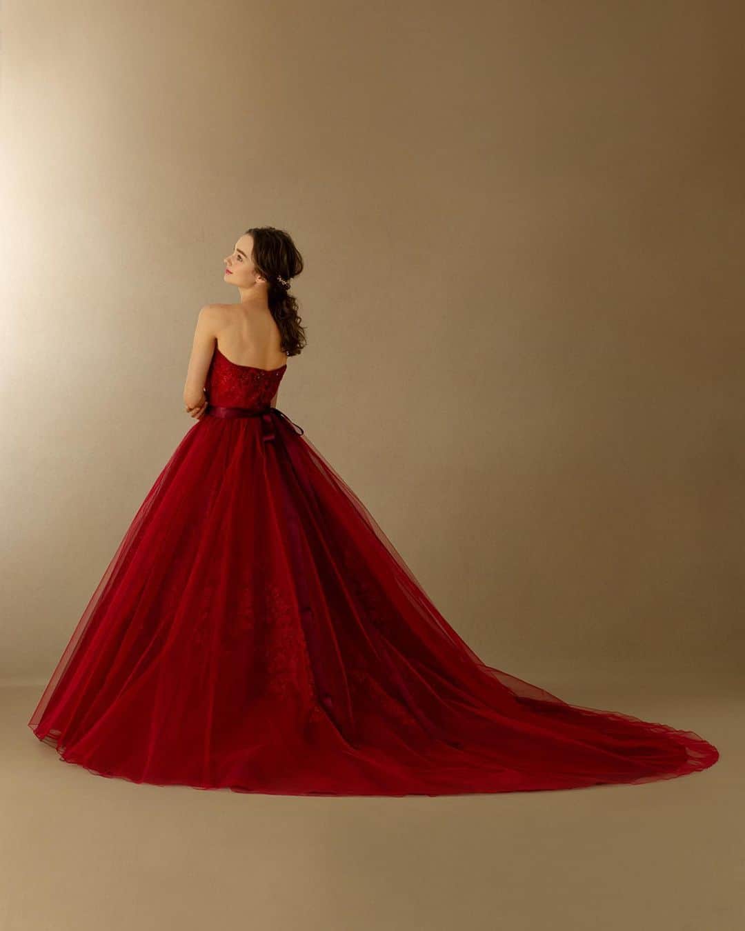 TAKAMI BRIDALさんのインスタグラム写真 - (TAKAMI BRIDALInstagram)「赤の濃淡にブラウンを織り交ぜて、今までにない深みのある色合いを作り上げた風格漂うドレス。﻿ ﻿ 花をかたどった華やかなグリッターモチーフが大きな一枚の柄に見えるようスカートの中央に配し、ギャザーをたっぷりとってボリューム感をもたせました。﻿ ﻿ トップにはグリッターモチーフの上からさらにインドビジューを施して、思わず目を奪われるようなデザインに仕上げました。﻿ ﻿ ※ウエストリボンは取り外し可能です。﻿ ﻿ color dress.﻿ Red Lonicera / レッド・ロニセラ﻿」5月22日 12時35分 - takamibridal_costume