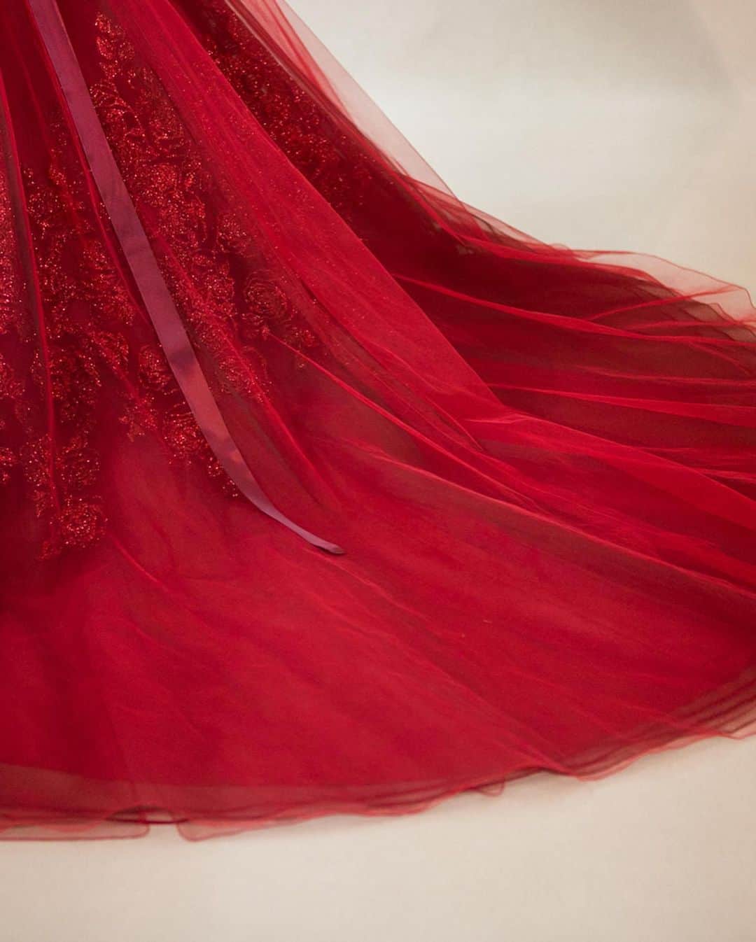 TAKAMI BRIDALさんのインスタグラム写真 - (TAKAMI BRIDALInstagram)「赤の濃淡にブラウンを織り交ぜて、今までにない深みのある色合いを作り上げた風格漂うドレス。﻿ ﻿ 花をかたどった華やかなグリッターモチーフが大きな一枚の柄に見えるようスカートの中央に配し、ギャザーをたっぷりとってボリューム感をもたせました。﻿ ﻿ トップにはグリッターモチーフの上からさらにインドビジューを施して、思わず目を奪われるようなデザインに仕上げました。﻿ ﻿ ※ウエストリボンは取り外し可能です。﻿ ﻿ color dress.﻿ Red Lonicera / レッド・ロニセラ﻿」5月22日 12時35分 - takamibridal_costume