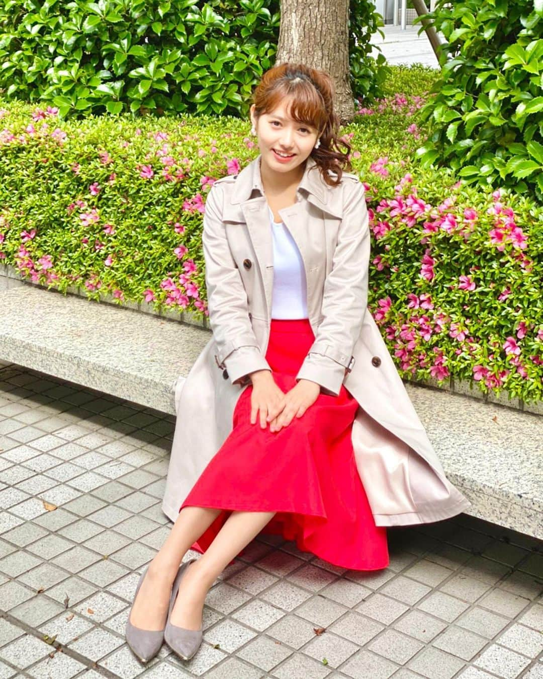 谷尻萌さんのインスタグラム写真 - (谷尻萌Instagram)「こんにちは💞 午前中、お仕事やお勉強などお疲れさんですっ💛  お台場は今朝もヒンヤリしてたわ〜！！ 実は、、カイロを貼っていたくらい寒かったんです👐🏻 上着は絶対にあった方がいいですよっ🧥❤️ 風邪ひかんようにして下さいっ👋  今日は関東や東北は、この時期としては気温の低い状態が続きそうやわ〜！！ 沖縄は、梅雨前線の活動が活発になるさかい明後日にかけて大雨となる恐れがあるで！ 注意してなっ🤗  中国、四国、九州は晴れるところが殆どやで☀️ ほな、また明日のめざましどようびでお会いできたら嬉しいです🥰💌 また午後からも、頑張っていきましょっ💝☺️ #めざましテレビ　#お天気キャスター #セントフォース　#谷尻萌」5月22日 12時43分 - tanijiri_moe