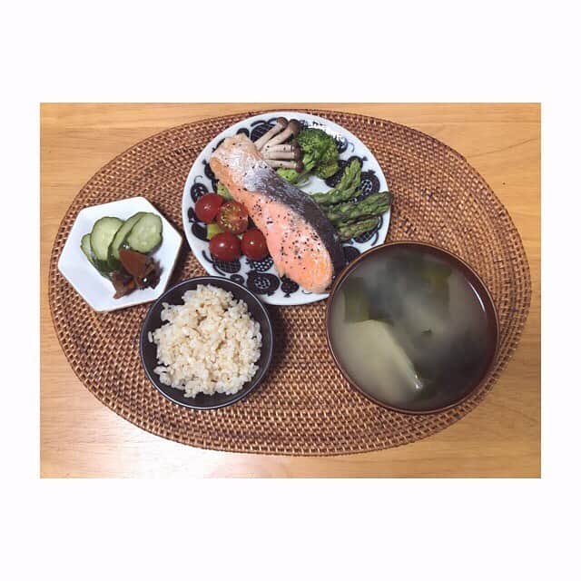 みのり(26)＠東京 ダイエットのインスタグラム：「朝ごはんと昼ごはん . . 焼き鮭 焼きアスパラ ミニトマト ブロッコリー 大根とわかめの味噌汁 玄米 きゅうりの浅漬け 手作り福神漬け . . おはようございます😋 今日も夜勤だから、のんびりごはん！ . . 久しぶりのシャケ♡ レタスもあるからクリーム煮でも作ろうかな😌💓 . さ、夜勤までのんびりしようっと。 . . #おうち時間 . ◉ライザップ公認の紹介アンバサダーです。 〜紹介特典で、お安く入会できます〜 . ▶︎全国どの店舗でもOK ▷２週間のトライアルコースもあります(^_^)/ ▶︎カウンセリング予約前にご連絡ください . ◎入会やカウンセリングをお考えの方、 ご質問なども、DM✉️ください。 . ★トレーニング見学もできます★ . 📺RIZAP TVCM出演 🏅RIZAP BMG ファイナリスト2017.2018 . #rizap #ライザップ . #ダイエット #diet #レコーディングダイエット #ダイエッター #公開ダイエット  #朝ごはん #morning #糖質オフ #食べて痩せる #おうちごはん #食べる #糖質制限 #低糖質ダイエット #和食 #クッキングラム #自炊女子 #腸内環境 #食事管理 #栄養 #fitmeal  #cleanmeals  #lowglycemic #玄米 #まごわやさしい #一汁三菜」