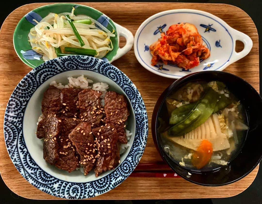 須藤理彩さんのインスタグラム写真 - (須藤理彩Instagram)「昼は焼肉丼定食😋  玉子と野菜たっぷりスープ、もやしとネギのナムル、キムチ。 解除まで、あとひと息。。。かな❓ 油断禁物🙄」5月22日 12時56分 - ichico_smile