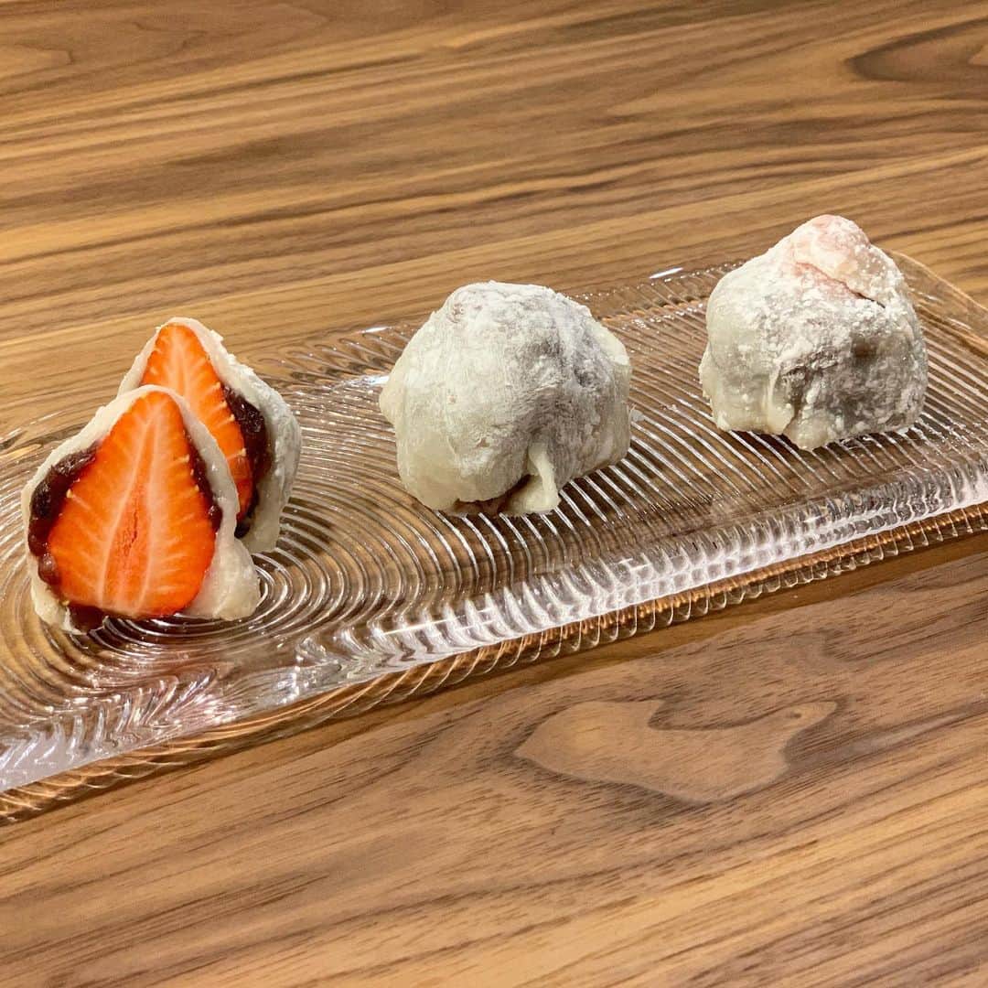 亀恭子のインスタグラム：「いちご大福 作り。 . . . 最近、たまに長男と一緒におやつを手作りします。 . . 見た目は不恰好だけど、 自分で作ったおやつは最高の味❤︎ . . #stayhome #cooking #withmysun #fun #食育」