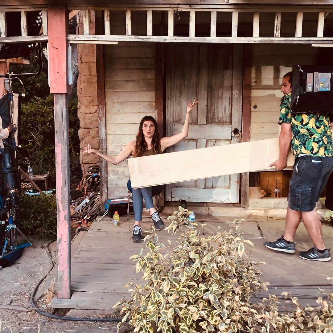 レイク・ベルのインスタグラム：「Friends. I feel grateful for the camaraderie that my sister @lizmeriwether and I created in this show. I am so proud to know & have worked/hustled/laughed/cried with this cast & crew. I got pooped on by 7 different species of animals, got stabbed by Jim O’Hare while dressed like a buck, smushed my face in @daxshepard ‘s buttcheeks while he ran around sweating, got catapulted into a freezing pond with non-potable water and many many more... and, I’d do it all again. The news that Bless This Mess is done was a surprise, but felt very 2020. Sending love & health & humor to you and yours. Thank you for watching. Stay safe.」