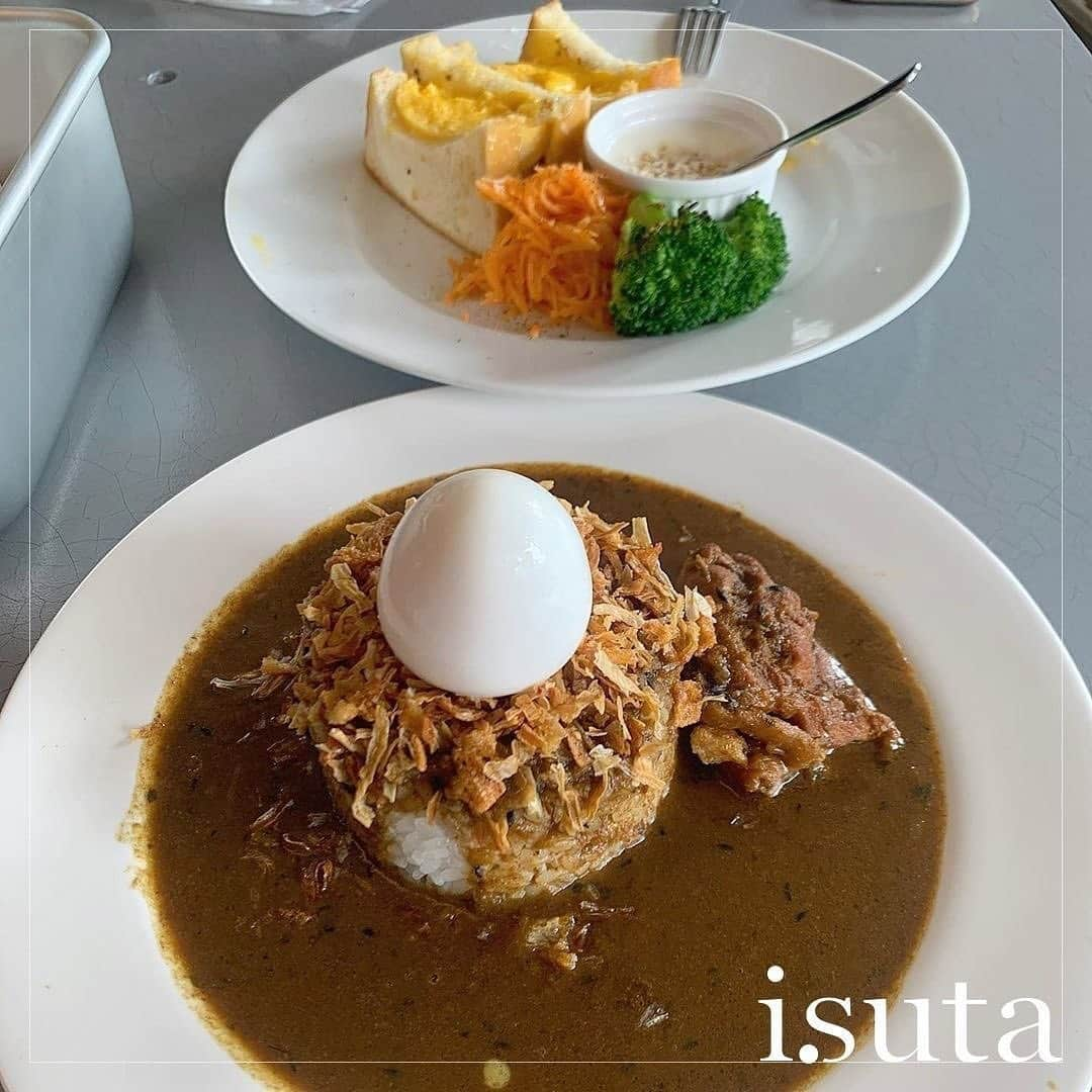 isutaさんのインスタグラム写真 - (isutaInstagram)「鳥の巣みたいな見た目がかわいいカレーと ふわふわたまごサンドが忘れられないほど美味しいと人気♡﻿ ﻿ ﻿ 京都・二条にあるカフェ「SONGBIRD COFFE（ソングバードコーヒー）」。﻿ ﻿ ﻿ 円柱型に盛られたごはんの上に半熟卵が乗った、「SONGBIRD CURRY（Chicken）」は、鳥の巣みたいなかわいい見た目。﻿ ﻿ ﻿ 玉ねぎの甘みのあとに香辛料のスパイシーさが効いていて、卵がまろやかさをプラス。絶妙な味わいなんだそう。﻿ ﻿ ﻿ ふわっとした食感がたまらない、超贅沢たまごサンドも人気メニューなので、気になる方はぜひチェックしてみてください♩﻿ ﻿ ﻿ photo by﻿ @82.grm﻿ @rii__na96﻿ ﻿ ﻿ #isuta #イスタ #isutapic ﻿ #isutacafe #カフェ巡り #おしゃれカフェ﻿ #songbirdcoffee #ソングバードコーヒー  #鳥の巣カレー﻿ #songbirddesignstore  #カレー #京都カフェ #京都カフェ巡り﻿ #京都ランチ #京都グルメ #cafe ﻿ #cafestagram #cafe巡り #たまごサンド﻿ #lunch #curry #curryrice」5月22日 13時08分 - isuta_jp