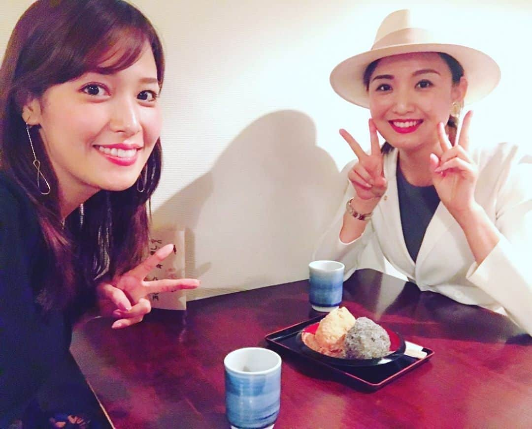 白石小百合さんのインスタグラム写真 - (白石小百合Instagram)「👧🍵👩🏻‍🦰 テレ東の後輩すみちゃんと🍵ちょうど一年前くらい前の懐かしい写真✨わたしのダブルピースが古いし顔丸いのに大好きなおはぎ食べてます😋笑 . 先日のFLASHインタビュー記事を読んだ方から、オンライン飲み会してたアナウンサーのお友達だれ！？って聞かれたんですが…その1人が鷲見です😆ここ最近は激動だったねぇって話してたら笑、ついつい…ワイン一本開けてましたね🍷❤️笑笑 . 落ち着いたらまた会って話そうね〜〜〜☺️💕 . #鷲見玲奈 #アナウンサー #かわいい後輩 #気を強く持てる子 #元気で #賢くて #しっかり #はっきり #美人　すごい！！ #私は先輩ですが #よく突っ込まれます 笑」5月22日 13時11分 - sayurishirais