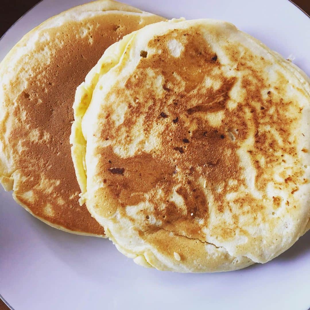 小野崎玲皇のインスタグラム：「Stayhome Leo's Kitchen②🦁🍴 バナナパンケーキを作りました🥞🍌 スライスバナナとクラッシュバナナ両方入れてみました👍」