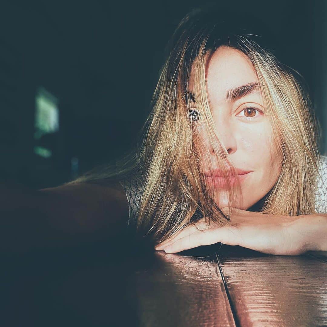 ナタリア・コルドバ・バックリーのインスタグラム：「Day 70 something...holding space.  I thank you for the stillness you’ve brought life.  For the time we’ve been given to pause, shift, align. For the silence we’ve been gifted so we may learn to listen from the inside out. For the 5:30 am wake up barks from senile LORCA, who never ceases to teach me and has now made me love witnessing the dawn. For these mornings of observation, hot coffee, foggy garden walks, bird singing concerts and welcoming the sun. For the nihility of makeup, products on my face, hair and armpits. For the momentary death of bras and underwear. For the “here now” you’ve drilled into my being. For the mirror you've placed upon our eyes, this present is a reflection of the fallible choices of the past. For the fear you’ve taken with you and the freedom you’ve left behind. For sowing LOVE, my dear ones, friends and family, indelibly and ever so deeply into my heart.  For holding space for 7.8 billion souls (wow)…and thus…  Allowing us all to make different choices and to have different experiences than any one else should, could, or would. Making us aware of our vast differences and recognizing that those differences may lead some to be and think in ways we may not agree. And still…  Space is held.  I thank you.  #sepuedeserprofundaconselfies」
