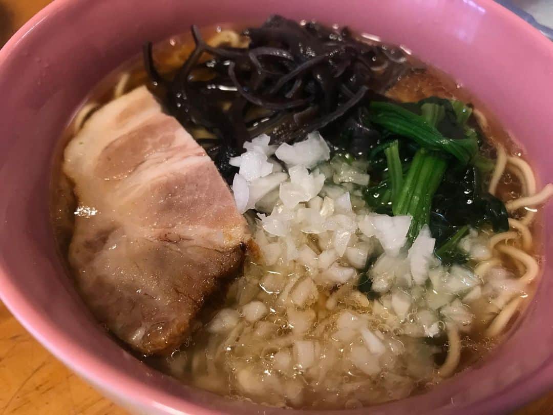 ラリソン彩華のインスタグラム：「おそばの甲賀さんで 限定お持ち帰り中華そば🍜 自宅で好きなトッピングいれられるの 嬉しいな😊 ほんっとに美味しかった❣️ #ラーメン#中華そば」