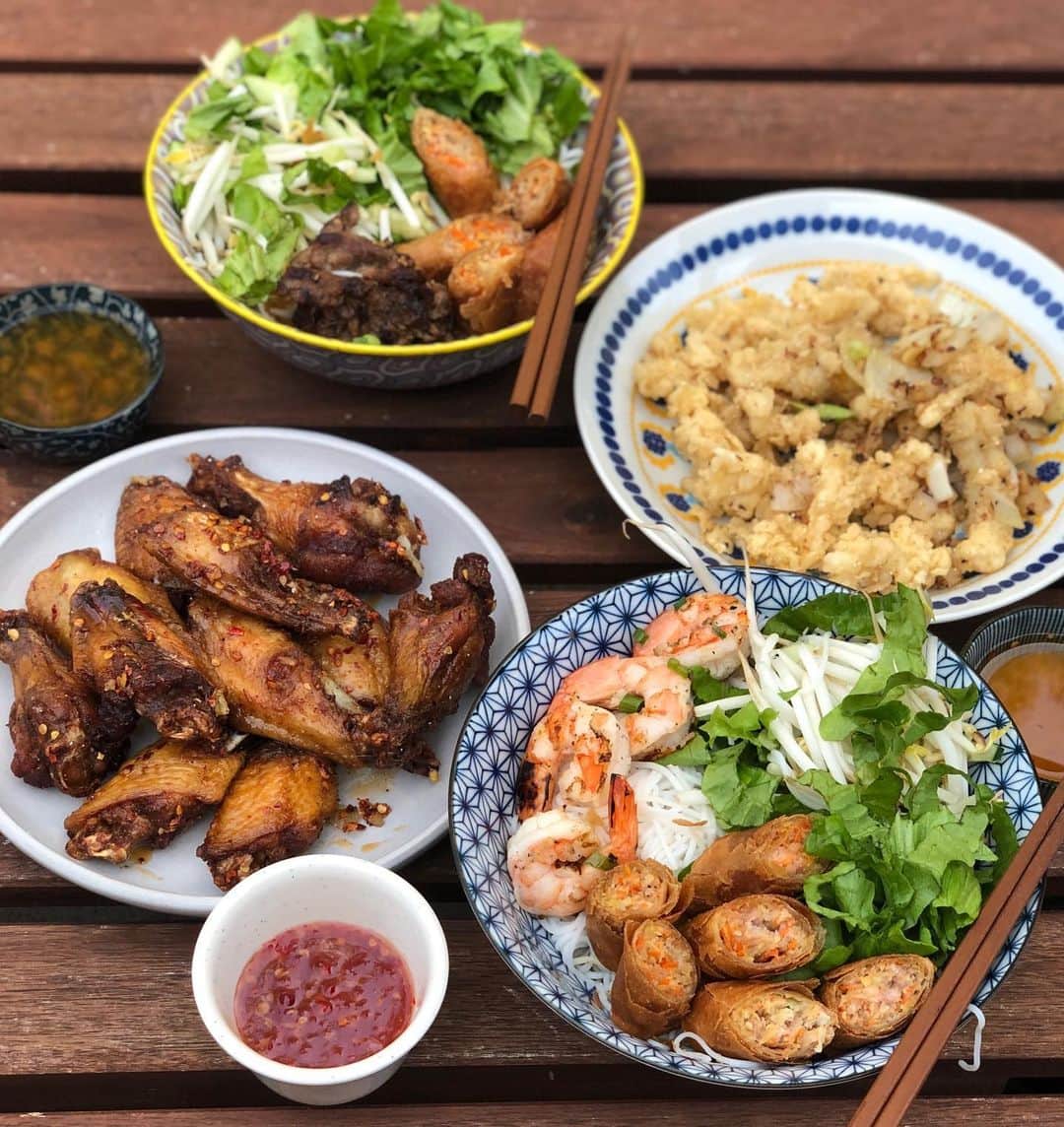 Antonietteのインスタグラム：「Many Asian restaurants are suffering from a double whammy- they are not only losing their business from the pandemic but also suffering from stigma. Support your local Asian businesses and buy some delicious food! Tonight’s dinner was from local SD restaurant Que Huong. Shown here are Vietnamese noodle bowls with egg rolls (bún chả giò), calamari and their popular fish sauce wings. So delicious! 😋 #TakeOutHate‬」