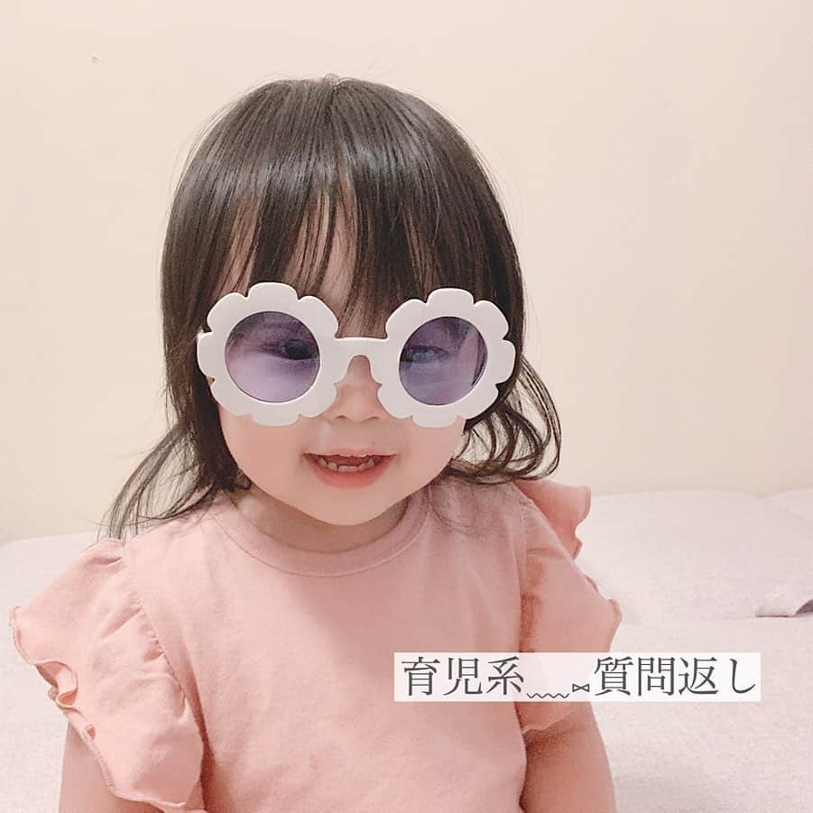 さっぴちゃんのインスタグラム：「... ... 育児系質問お返事 👶🏼🎀... ... . . サングラスを嫌がらなくなって嬉しい♡♡ ２枚目なんてキメてるし、家の中で わたしがあかりに付けると、必ず👨🏽の元へ 走って行って、どお？？？似合うでしょ🕶？って アピールしに行く姿がとても愛くるしい🤦‍♀️♡♡♡ . . DM頂いている育児系の質問だけ 全部ではないですが、お返事します☺️♡ 楽天roomは、後ほどストーリーに載せますね♡ . . Q)さっぴちゃんは娘さんに怒りますか？ A)ここは怒らないといけないな。という場面では 怒ります☺️ご飯の時はかなり厳しめです☺️🍴(笑) . Q)夜泣きも1人で相手してましたか？ A)1年と少しほぼ毎日夜泣きしてましたが 毎日1人で対応してました🙇‍♀️ ↑👨🏽は毎日仕事があるので寝たもらいたくて☺️ 大変でしたが既にもう、いい思い出です👶🏼🎀 . Q)使ってるチャイルドシートは 1歳からのジュニアシートですか？ A)新生児からずっと同じ物を使ってます☺️♡ チャイルドシートの質問が昔から多いので 楽天roomに載せておきました🚗 . Q)柵どこで買いましたか？ A)楽天です♡この質問も昔から多いので 楽天roomに載せました(ˊᵕˋ⑅)♡♡♡ . Q)テントどこのですか？ A)あかりのお遊びテントは👨🏽のママ様から お誕生日に頂いたものなので、どこのか 分からずで😭お答えできずにすみません😭 . Q)コンビの抱っこ紐使い勝手どうですか？ A)新生児の頃はコンビの抱っこ紐だと インファントシートを装着しないといけないので 付けるのが少し面倒ですが、慣れたら何も 問題なかったです♡ 何より色味が可愛いから気に入ってます(ˊᵕˋ⑅)♡ . Q)夜寝室に行ってからも遊んでるんですか？ A)寝室に行くとむしろテンションが上がるようで 走り回って、一通り遊んで気が済んだら そこから寝かしつけている感じです👶🏼🎀 . Q)妊娠線はどこにできましたか？ 何周頃にできましたか？ ケアはどうしてますか？ A)おへその上と、下っ腹の両サイドにできました😭 週数は気づいたらできてたので正確には覚えて いないですが、30週すぎだったと思います！ 産後は妊娠線が薄くなるクリームを塗ってケア してました♡若干薄くはなったかな？という 感じですが、もう気にしなくなりました🤣(笑) . Q)あかりちゃんのご飯はどんなものをあげてますか？ A)基本的にはもうほとんど大人と同じ物を 食べさせてます☺️野菜は細かく切っても 食べない事があるのですが、お味噌汁だと 確実に食べてくれるので、お味噌汁に どっさり入れて、汁自体は薄めてあげてます🙌 . Q)マザーズバッグはどんな物を使ってますか？ A)荷物の量が多かった初めの頃は、かなり 遡っていただくと載せてあるマザーズバッグで、 今はディズニーで買った大きめの ミッキーのバッグを使ってます🐭🎀 . Q)わたしも朝の1人時間を作ろうと思うのですが、 毎日あかりちゃんより早く起きてますか？ A)早く起きる日もあれば、逆に起こしてもらう日も あります🤣♡(笑)朝の1人時間はかなり良い気分に なるので、早起きオススメです❤︎❤︎❤︎ . . 育児以外にも、メイクや美容系の質問も まだありますが、 残りはまた時間のある時にお返事します☺️♡ そしていつも、お優しいメッセージも沢山 ありがとうございます🥺♡♡♡ . わたしの体調のことや、育児への共感、 あかりに対する可愛い〜👶🏼🎀のお言葉も お返事しきれないですが、嬉しいなぁ🥺と 喜びながらいつも全部読んでます(ˊᵕˋ⑅)❤︎❤︎❤︎ . . ………………………………(♡)……………………………… .」