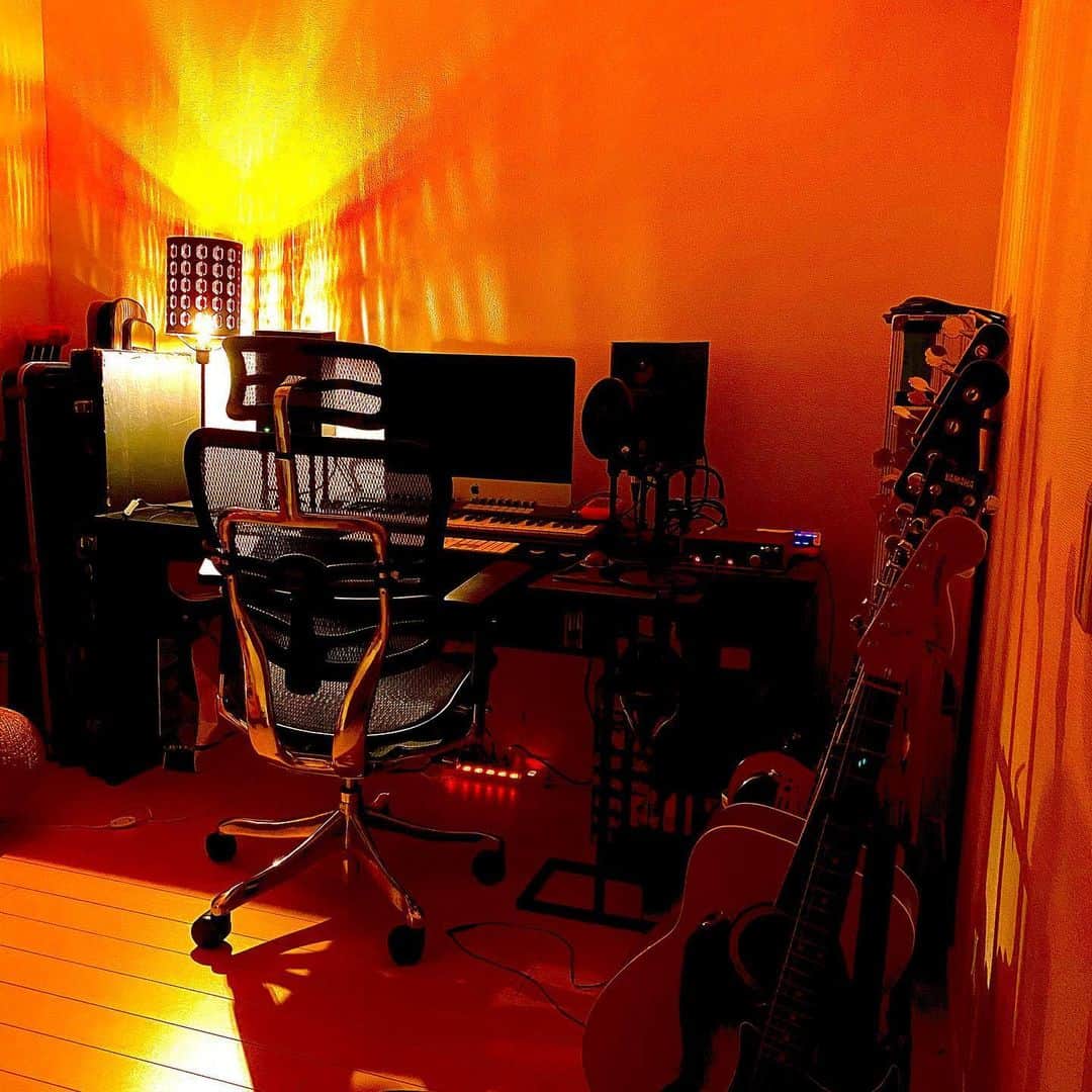 磯部寛之のインスタグラム：「Music Station tonight at 9pm. I’ll be broadcasting from my room studio. Let’s have some fun! Oh and YouTube live afterwards. Hiro 今夜21時からミュージックステーション。今宵は自宅のルームスタジオよりお届けします。皆で楽しみましょ◎あ、あと終わったらYouTubeライブも。ひろ #alexandros #musicstation #mステ #自宅 #から #お届け #からの #youtubelive #どうぞ #お楽しみ #に」
