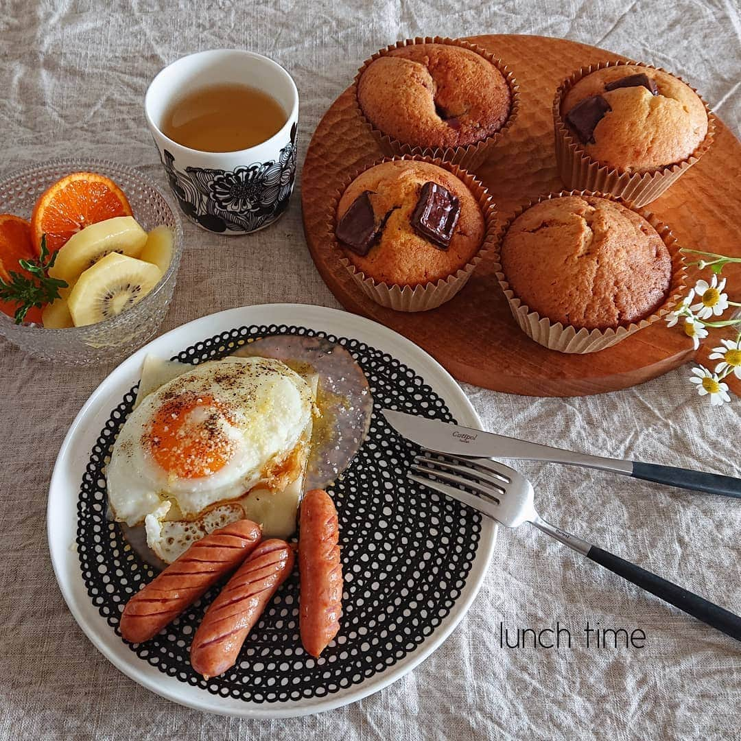 藤森夕子さんのインスタグラム写真 - (藤森夕子Instagram)「今日は、久しぶりにマフィンを焼いてお昼ご飯にしました。 朝食っぽいけどね(^^; チョコといちごジャムの二種♡#お昼ごはん #休校中の昼ごはん #息子ごはん #息子ごはん記録 #マフィン #チョコマフィン#チョコマフィン作り #マフィン作り #いちごジャムマフィン #てづくりごはん365 #手作りおやつ #手作りジャム #marimekko #カステへルミ #lunch #kitchengram #おうちカフェ #おうちごはん #今日の昼ごはん #cook365 #cooking」5月22日 14時03分 - yukofujimori2525