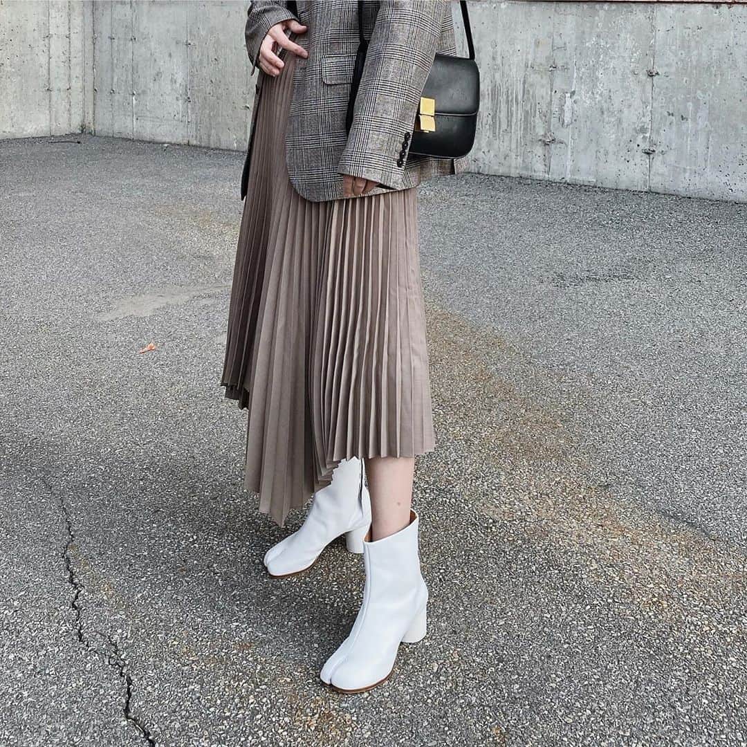 mixmatchisthekeyのインスタグラム：「Who loves pleated skirt🙋🏻‍♀️」