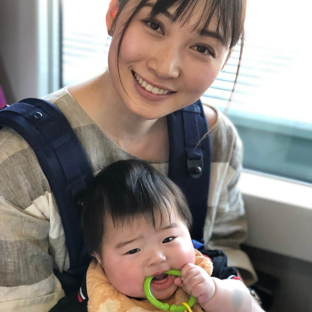 星野涼子さんのインスタグラム写真 - (星野涼子Instagram)「普段は田舎の車社会なので、 去年の今頃初めて子供を連れて電車に乗った時。 30分くらいだったけど泣かないかすごく緊張したのを覚えてます(笑)  #子連れ電車　#電車　#赤ちゃん　#ダッフィー　#スタイ　#アンパンマン　#布絵本　#ルミノア  #ワンピース　#リネン　#baby #train #아기 #아들　#leminor」5月22日 14時21分 - ryoko.hoshino