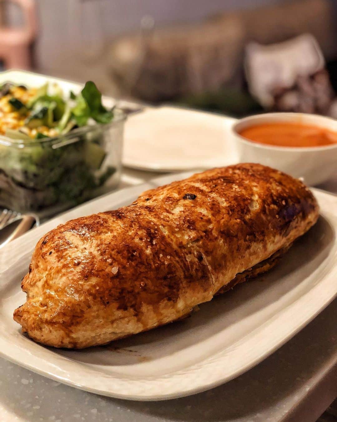 FATKINGのインスタグラム：「™️ “Happy birthday mom #519”  Surprising my 母后 with a homemade 「 Spicy #BeefWellington (#ChefKing remix) 」 // added some Chinese chili (辣椒油多渣) and pepper oil (花椒油) while building my mushroom wall, and a thin layer of cheese between the Parma Ham and mushroom to create more richness to the flavor.  #第一次整威靈頓牛排 #估唔到落辣椒同花椒油真心可以 #生日快樂母后 #下年59加1整乜好」
