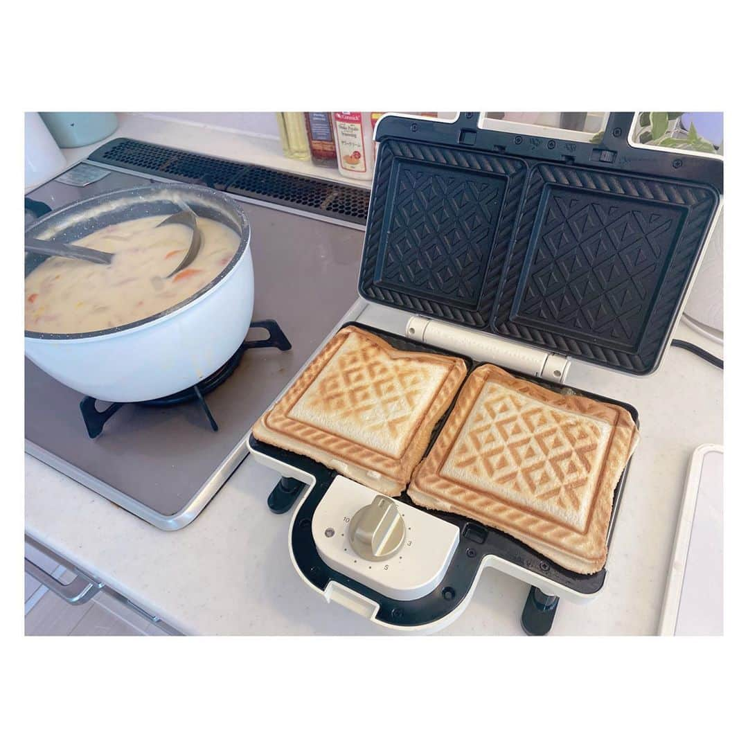 辻希美さんのインスタグラム写真 - (辻希美Instagram)「今日はシチューとホットサンド😄💕💕🙏" #お昼ご飯 #ホットサンド #大好き #ハムチーズ #たまごサンド #最高 #簡単 #美味しい #😋💕💕✨」5月22日 14時17分 - tsujinozomi_official