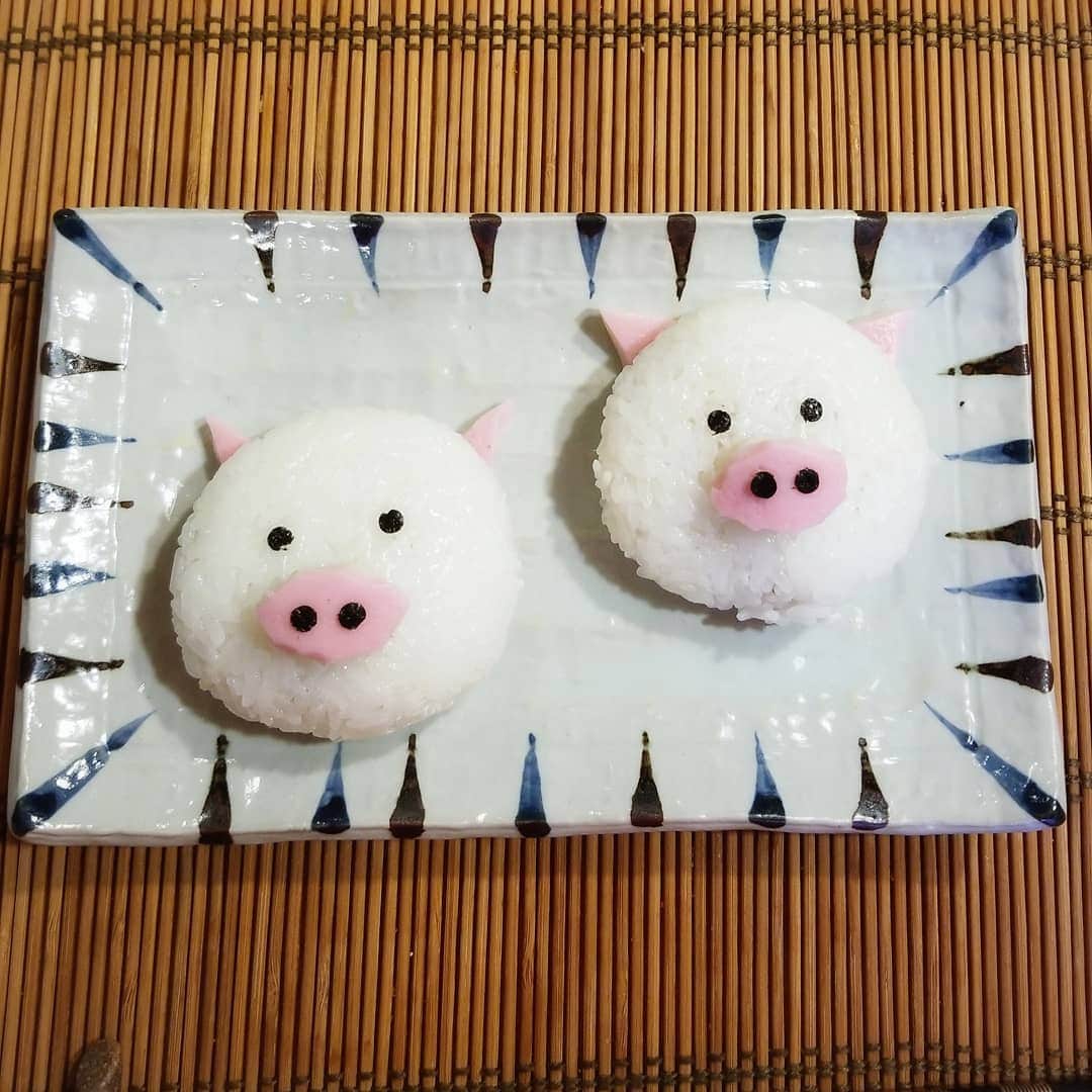 武東由美さんのインスタグラム写真 - (武東由美Instagram)「【祈るおむすびバトンです！！】 . . . なんと 大 大 大好きなみきママさん @mikimama_official から回ってきました おむすび...あまり作ったことがありませんが初挑戦です。 おむすびのイメージは、鮭、梅干し、おかか... でもみきママさんのお料理を見ていると うわっ、それを入れるの？ でも食べてみると美味しい！ 我が家の食卓は、ほとんどみきママさんの味です。笑 . . . 今回は またまた真似っこをしました。 我が家の昨日の晩ごはんは、豚の角煮でした。 それを使おう！ 豚ちゃんのおむすびにしよっ！ . . . おむすびに入れやすいように角煮を切って。 おむすびに入れて真ん丸にしました。 . . . ここからはモトちゃんにバトンタッチ！ 私は細かい作業が苦手なので。笑 モトちゃんが、蒲鉾や海苔を使っておむすびに鼻や目、耳を作ってくれました。 上手！笑 . . . 完成！豚ちゃんおむすびです！ . . . モトちゃんも、これは可愛いな！と大喜びです。 二人で合作のおむすびになりました。 ﻿ステイホーム！ 医療従事者の方々、関係者の方々に感謝しながら、私達にできることを考えていきたいです。 早く日常がもとに戻りますように... ﻿ 次は...﻿ いつも可愛らしい山川恵里佳さん @erika_3_official に繋ぎます。 恵里佳さんのアメーバブログ、ご主人のモンキッキーさんやお子様達との日常を楽しく見せていただいています。 恵里佳さん、よろしくお願いいたします。 ﻿ ﻿ ﻿ ﻿ ﻿ #祈るおむすびバトン ﻿ #みきママさんから﻿ #山川恵里佳さんへ #武東由美#モンキッキー  #モト冬樹 #おにぎり #おむすび #朝ごはん #stayhome  #おにぎらず #onigiri」5月22日 14時17分 - pochalime12